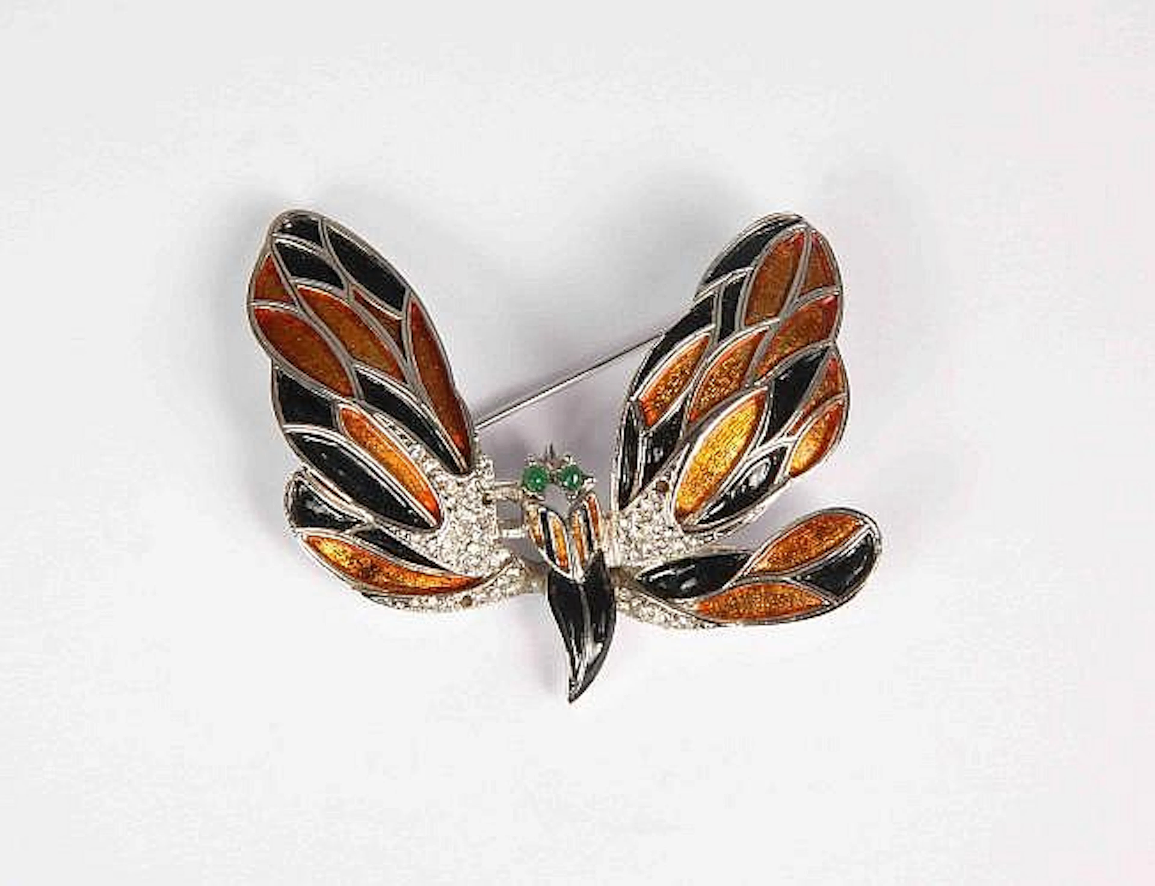 Broche con forma de mariposa en plateado, decorado con esmal