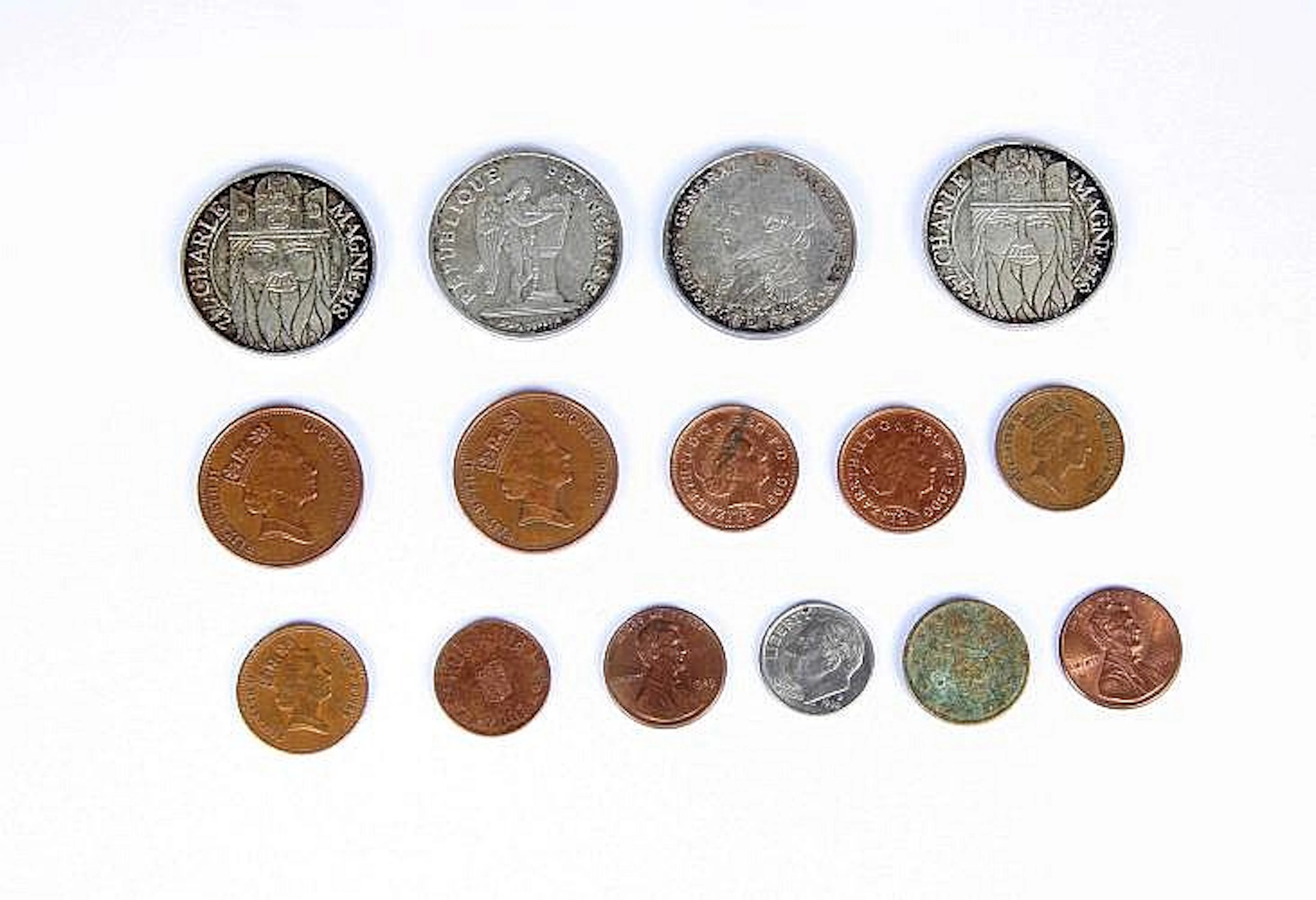 Lote formado por quince monedas de diferente valor y de dive