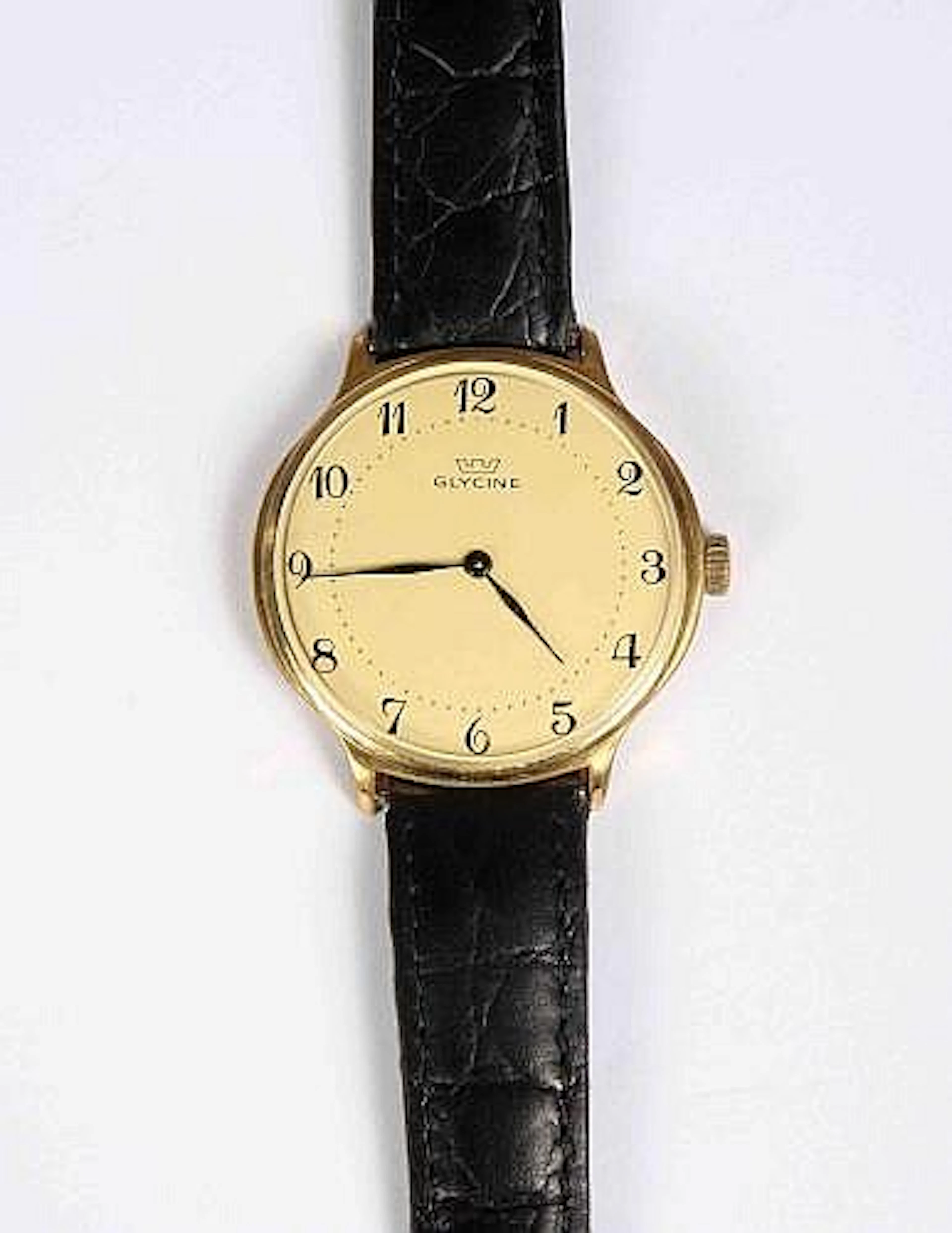 Reloj dorado de pulsera de la marca GLYCINE, con esfera dora