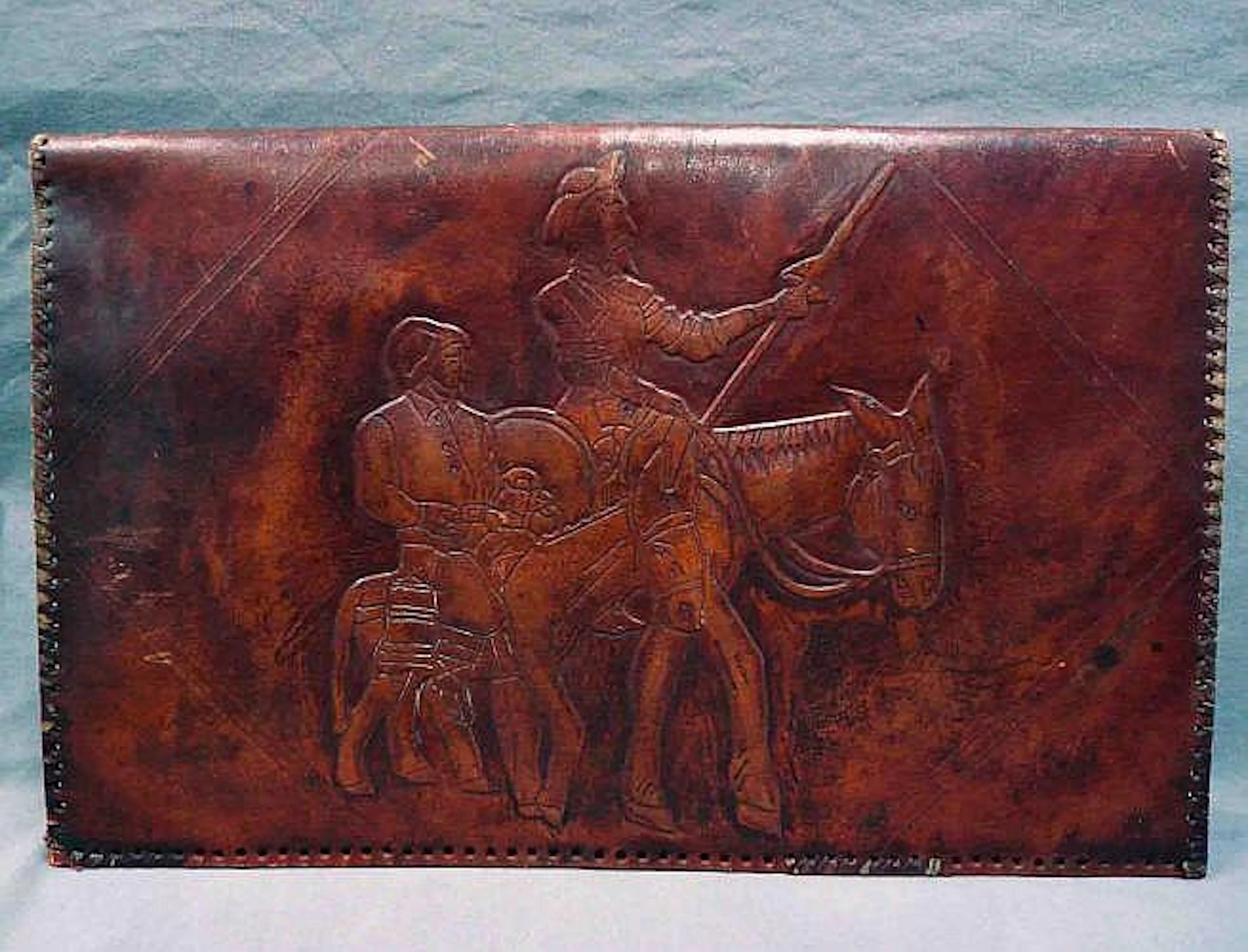 Antigua carpeta de escritorio en piel, con cubierta labrada