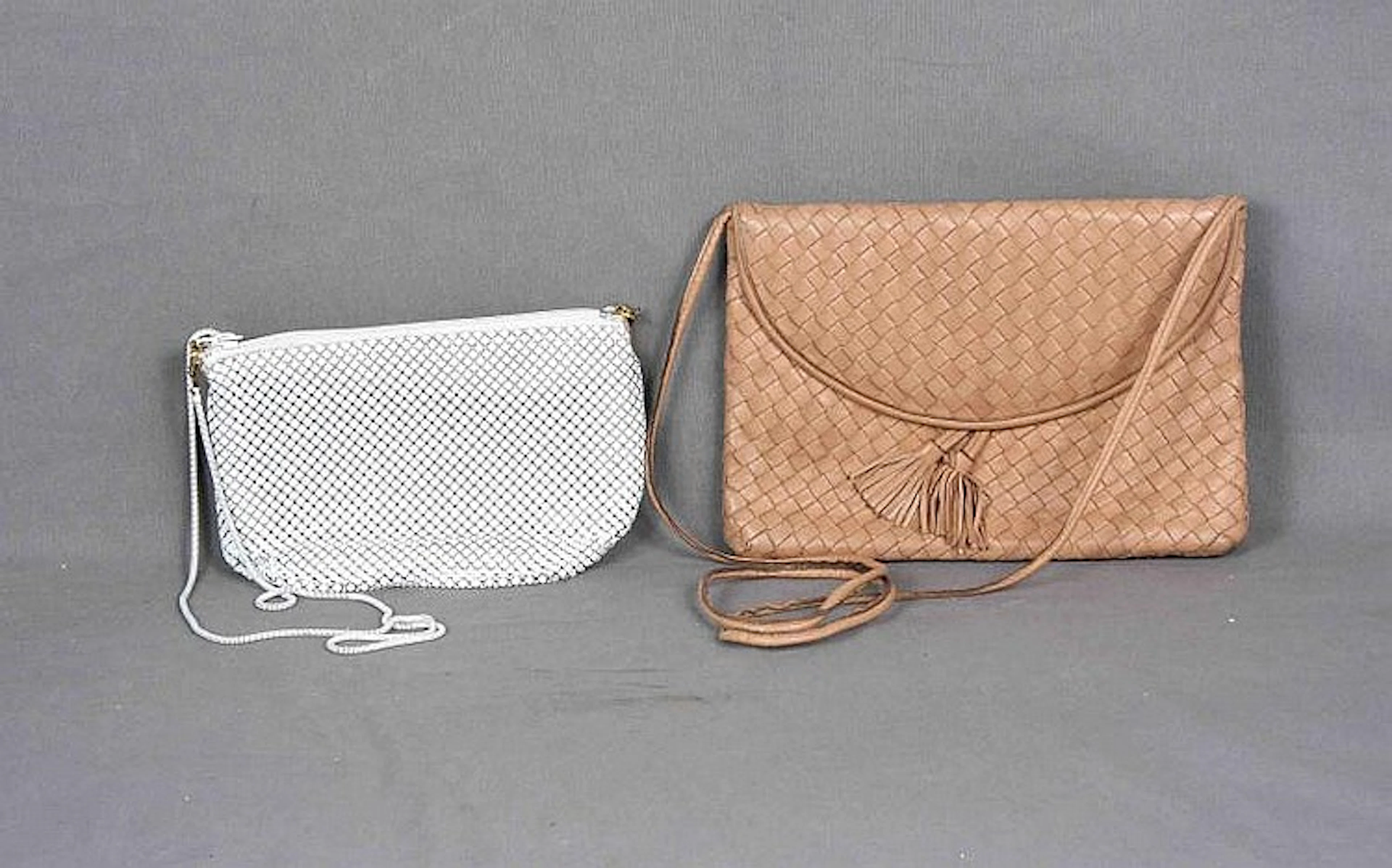 Lote formado por dos bolsos vintage, uno metálico color blan