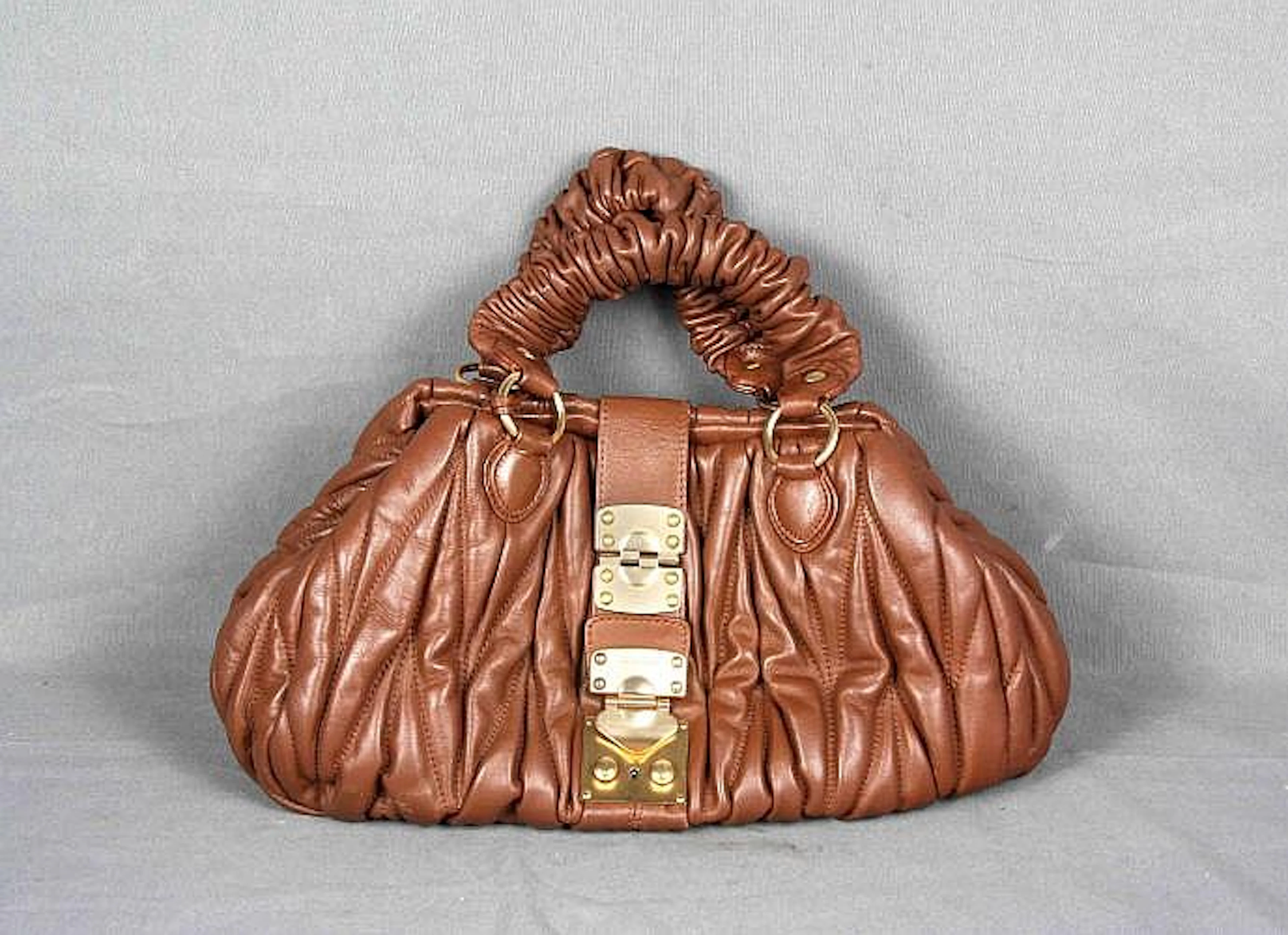 Bolso vintage de la firma MIU-MIU, en piel marrón y con cier