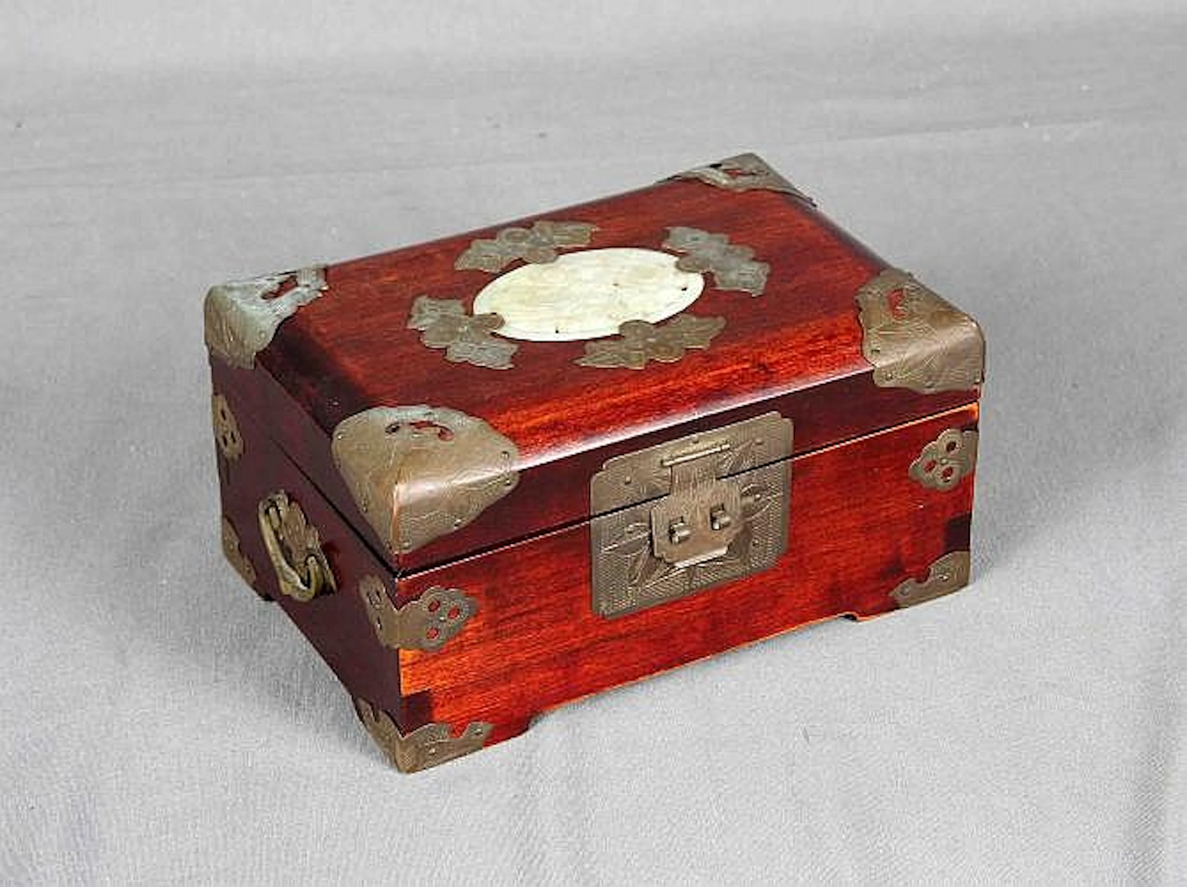 Caja joyero china en madera, con decoraciones en latón y pla