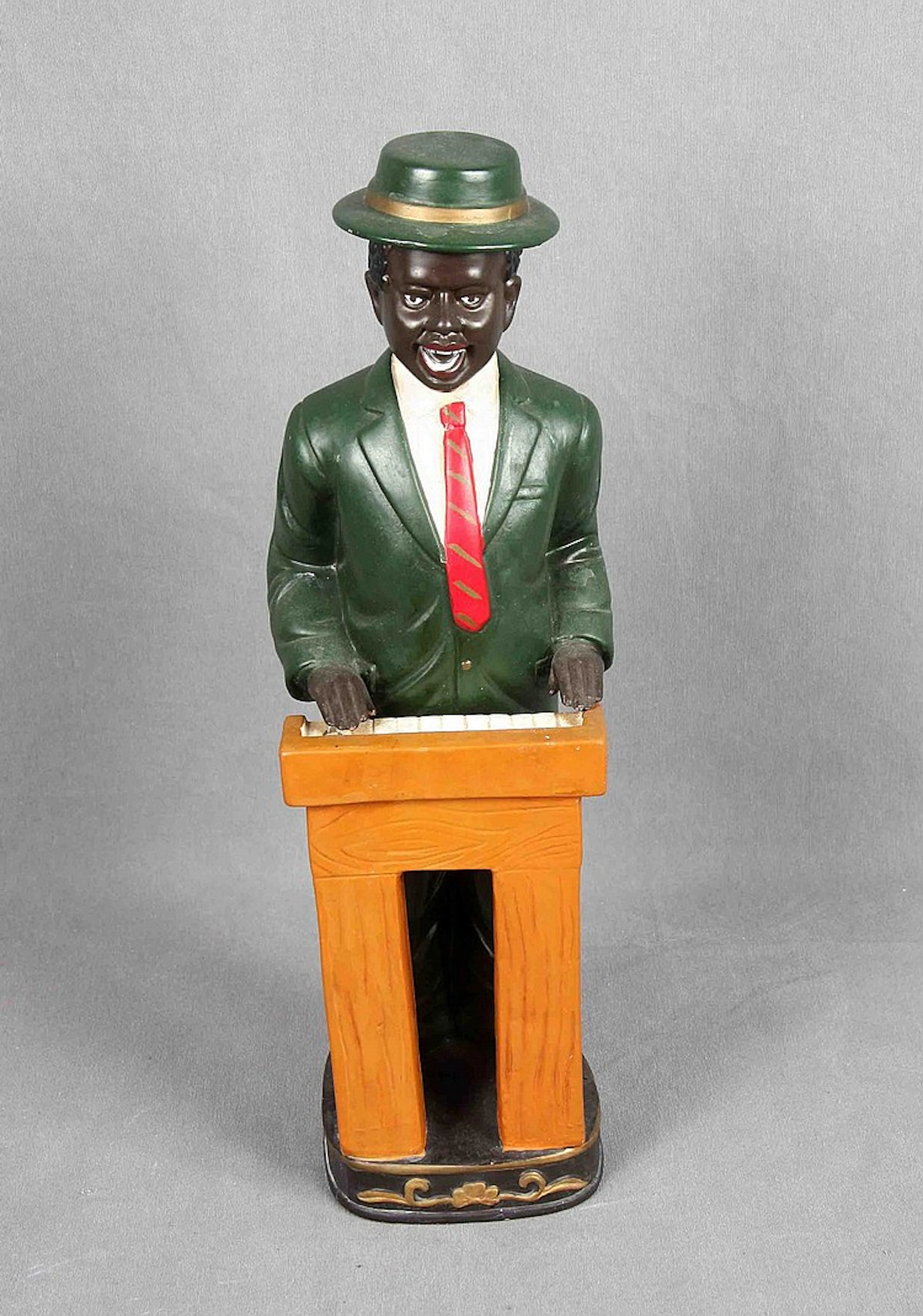 Escultura vintage en cerámica policromada, representando un