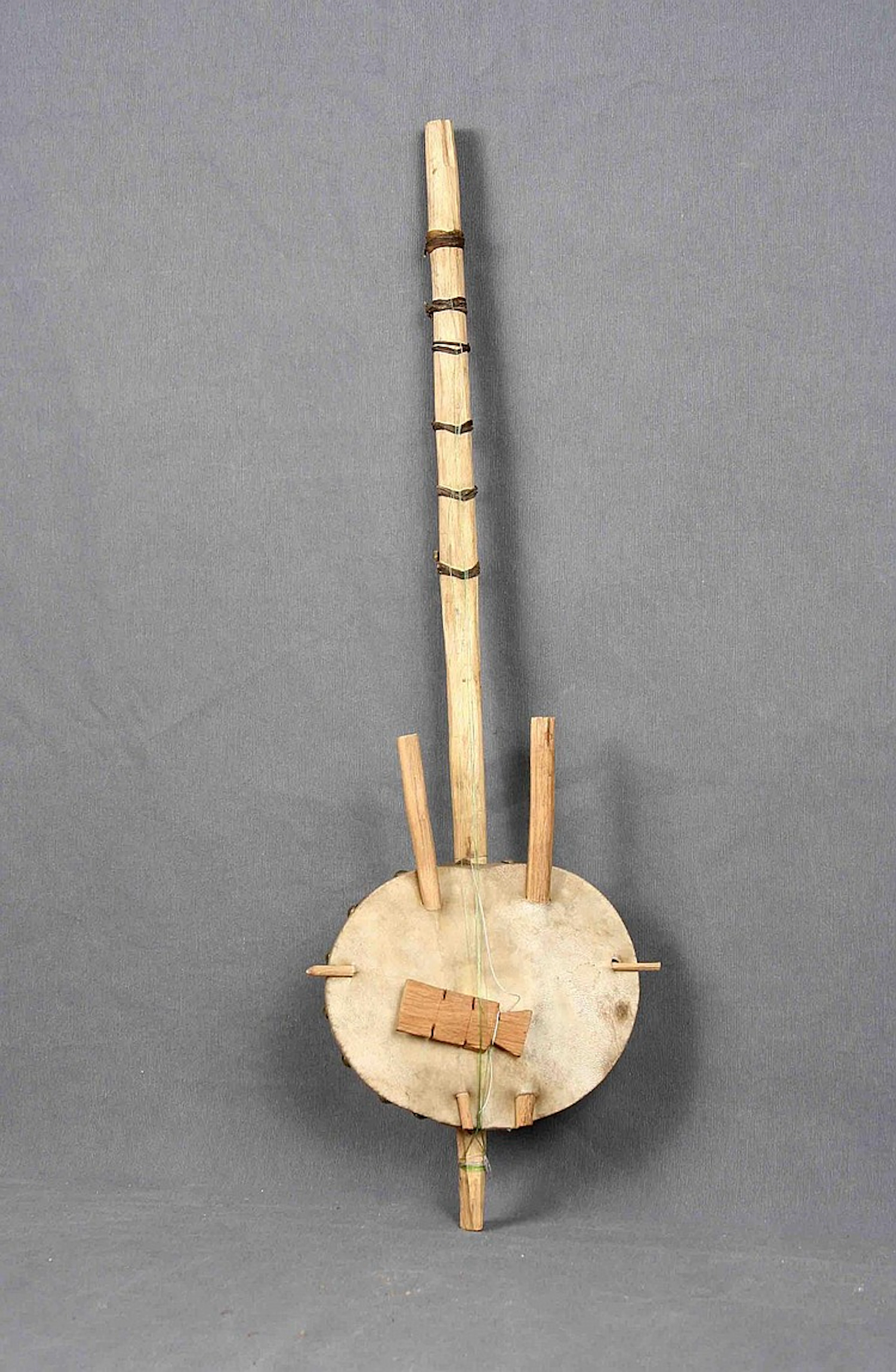 Instrumento musical Korá de cuerda, en calabaza, procedente