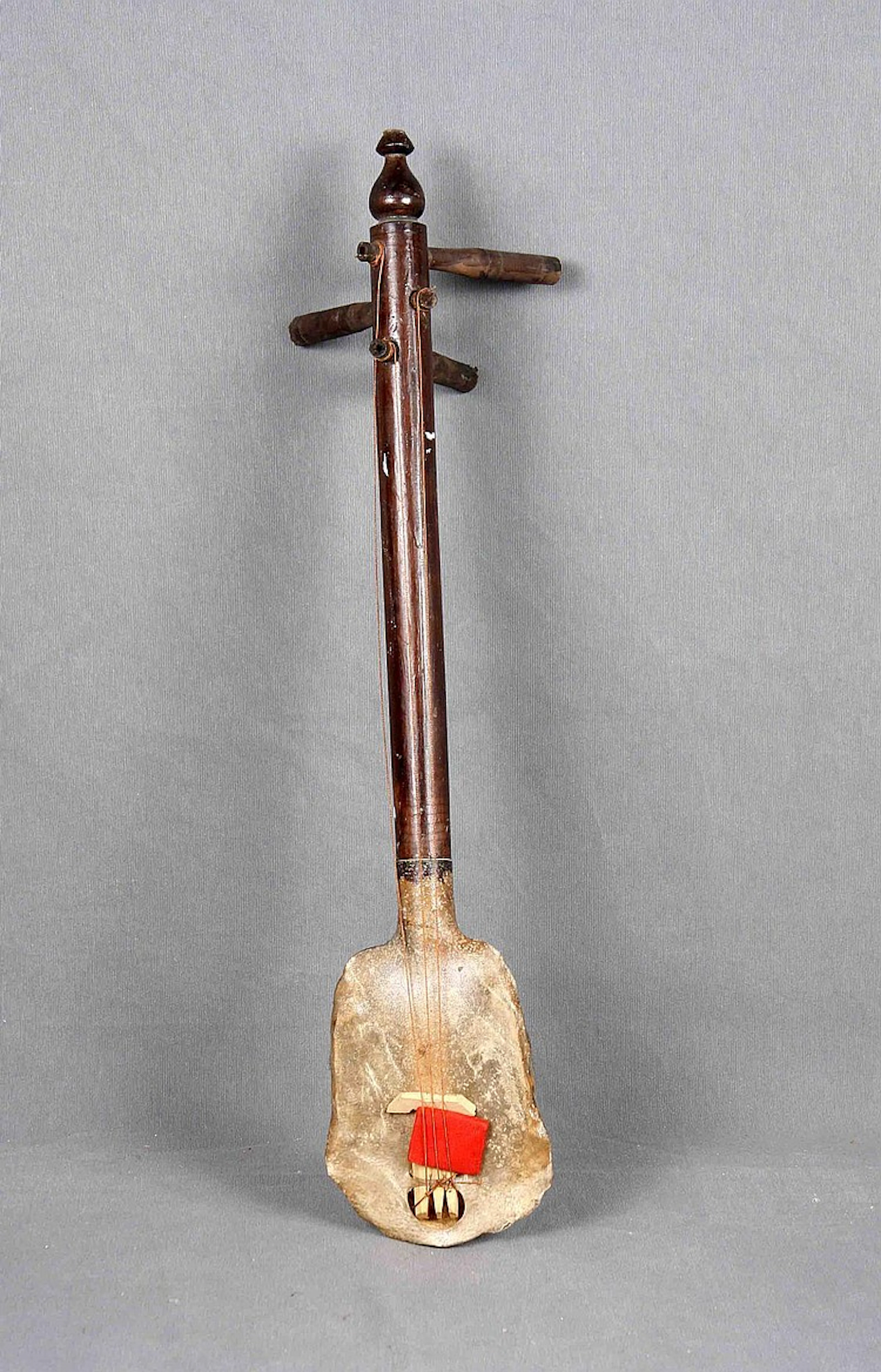 Instrumento musical de cuerda, procedente del Norte de Áfric