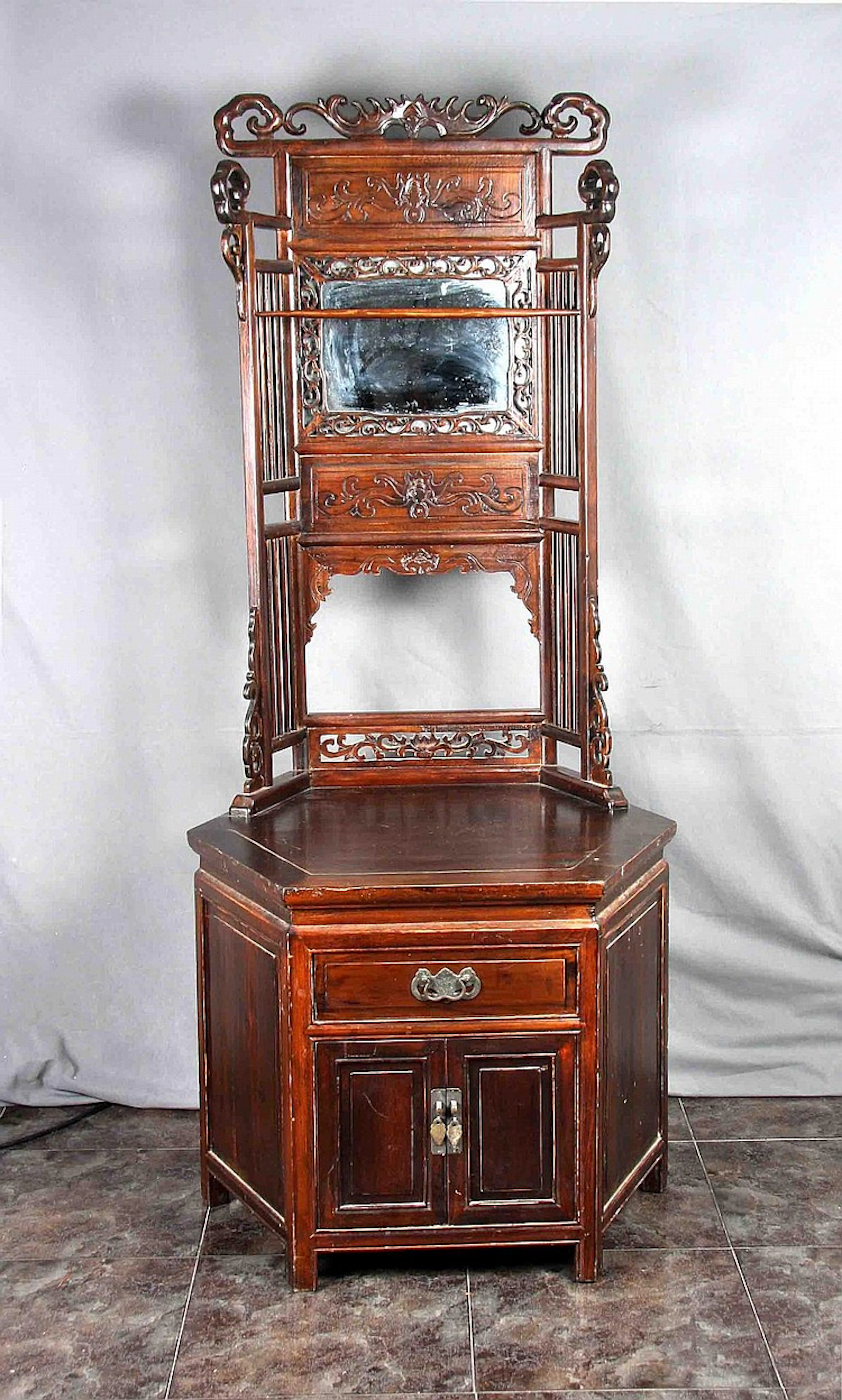 Mueble chino en madera de nogal con cajón, puertas, y espejo