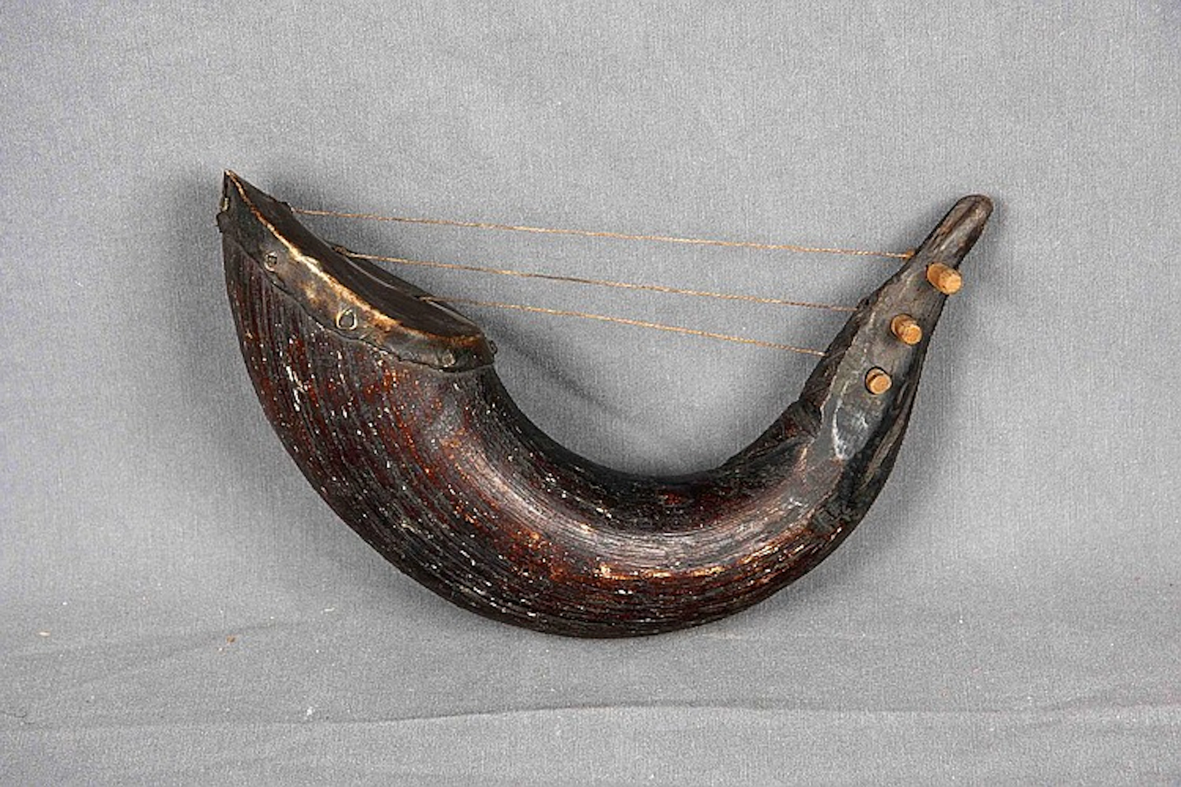 Instrumento musical de cuerda en madera, procedente del Came