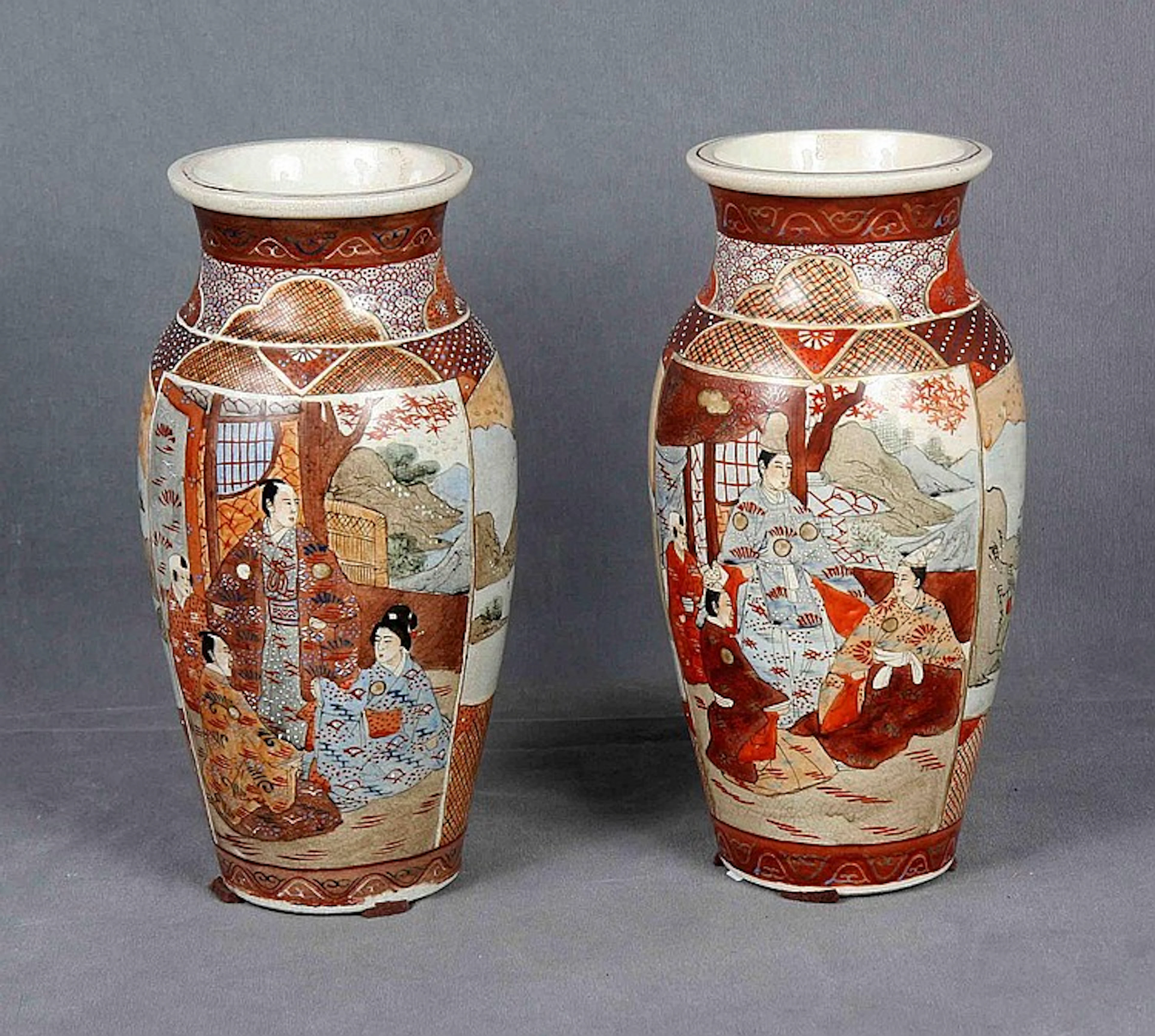 Pareja de antiguos jarrones japoneses en cerámica decorados
