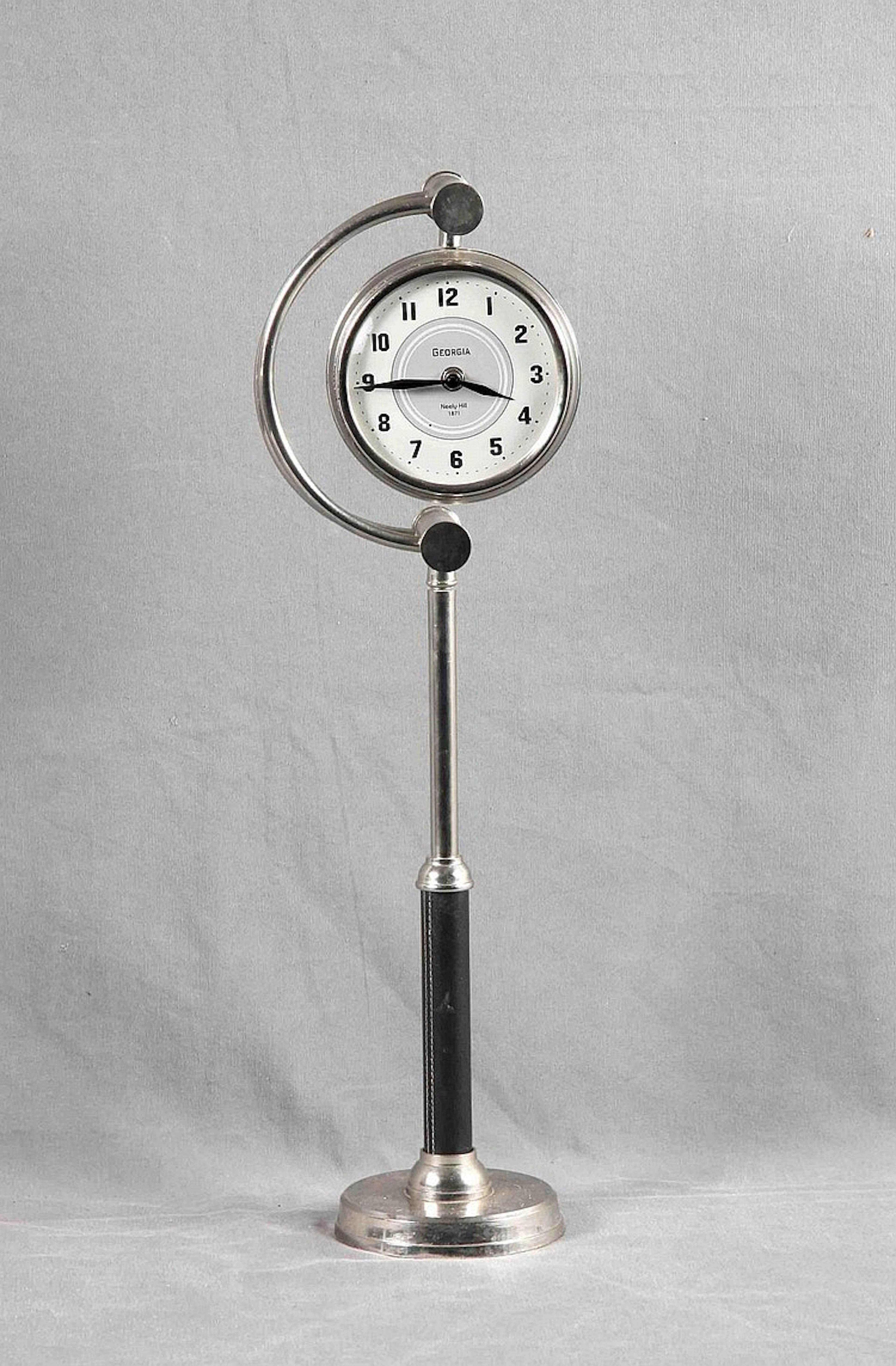 Reloj de sobremesa niquelado y con fuste forrado en piel