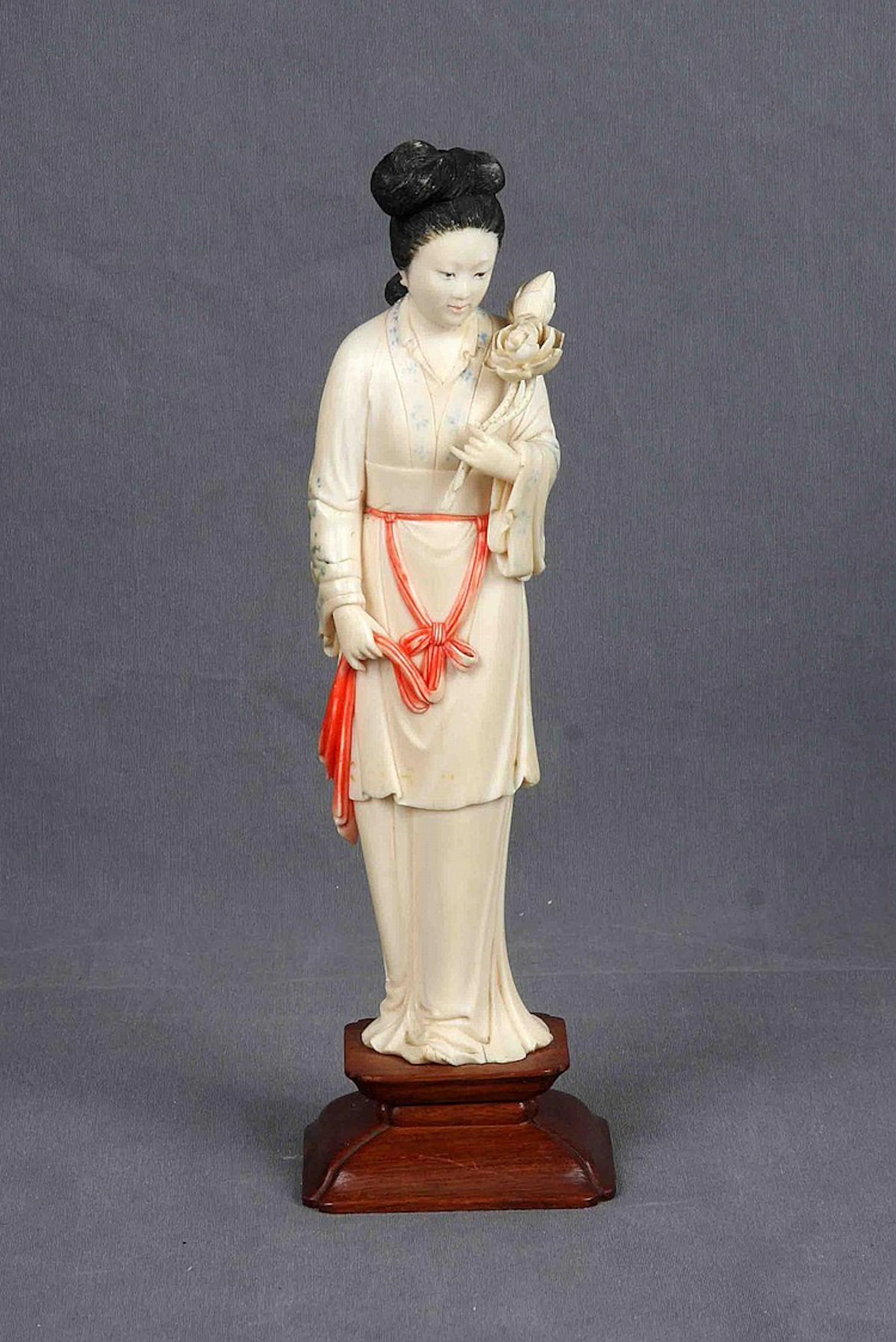 Escultura china en marfil sobre peana de madera, representan