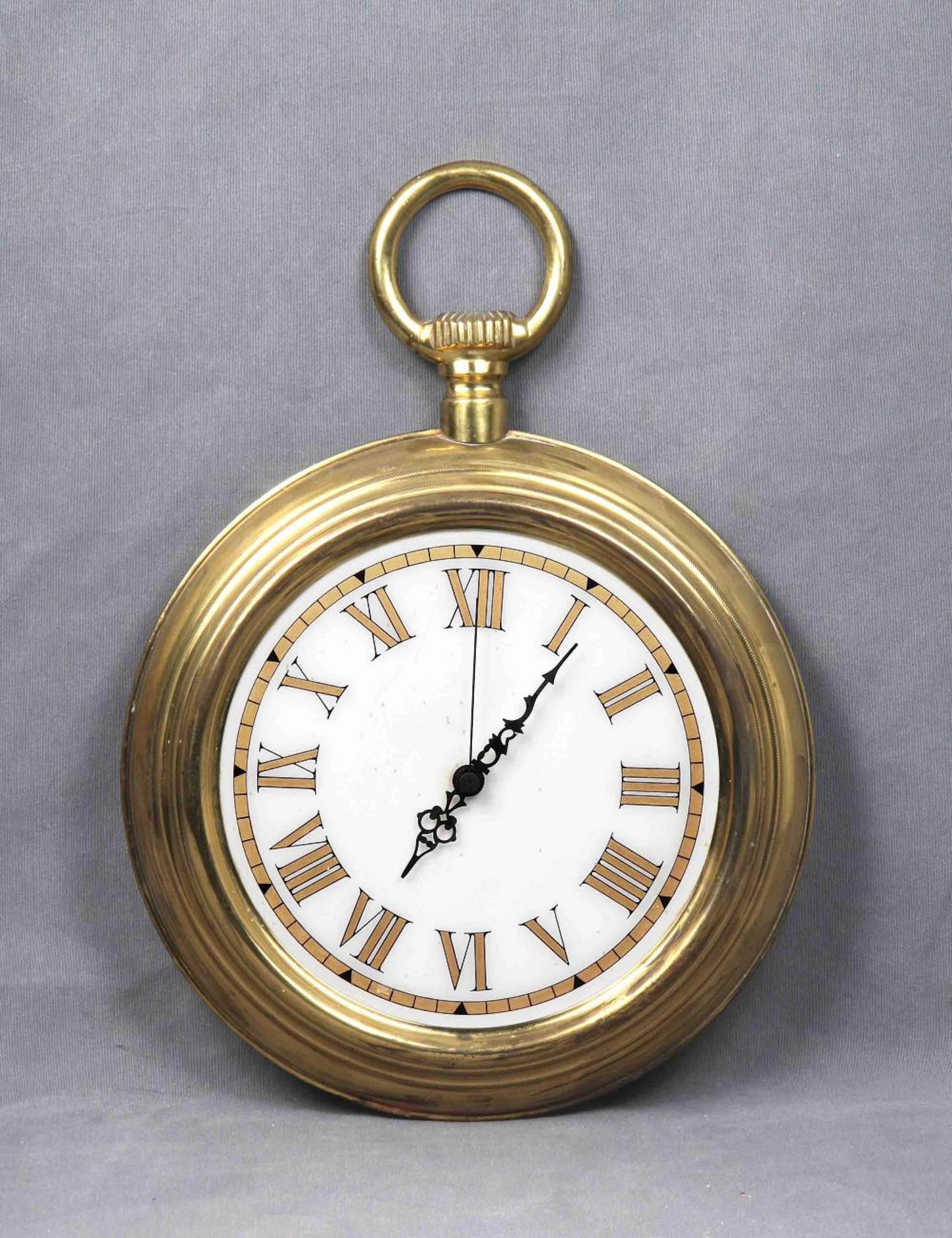 Antiguo reloj de pared en latón dorado, con esfera