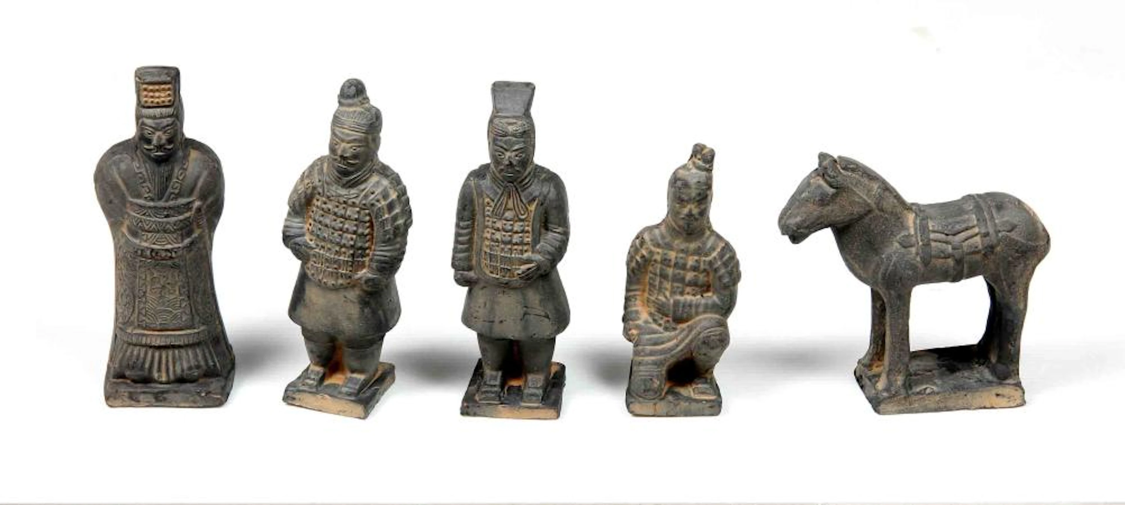 Lote formado por 5 esculturas chinas, representand