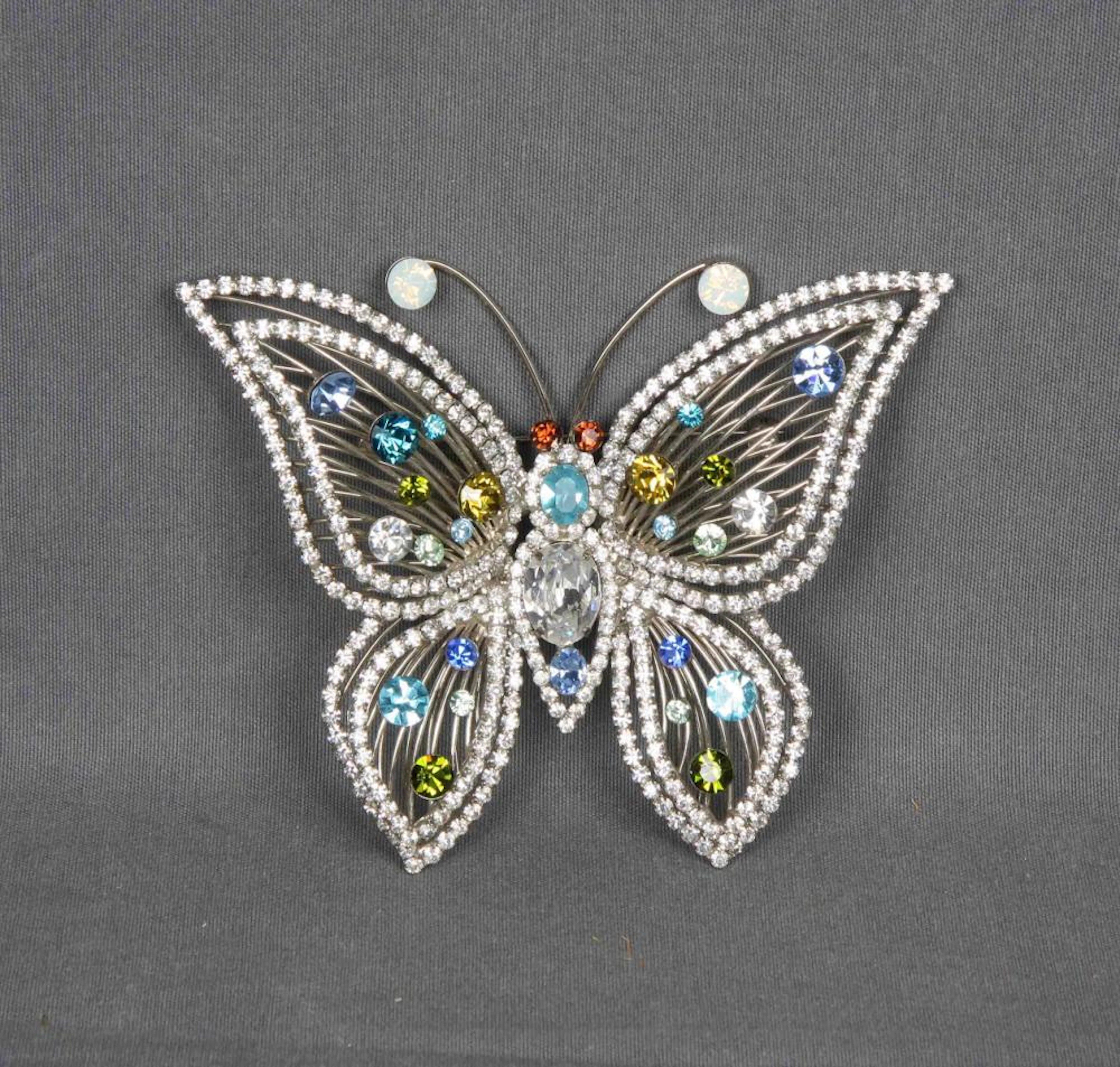 Broche en plateado, decorado con piedras semipreci