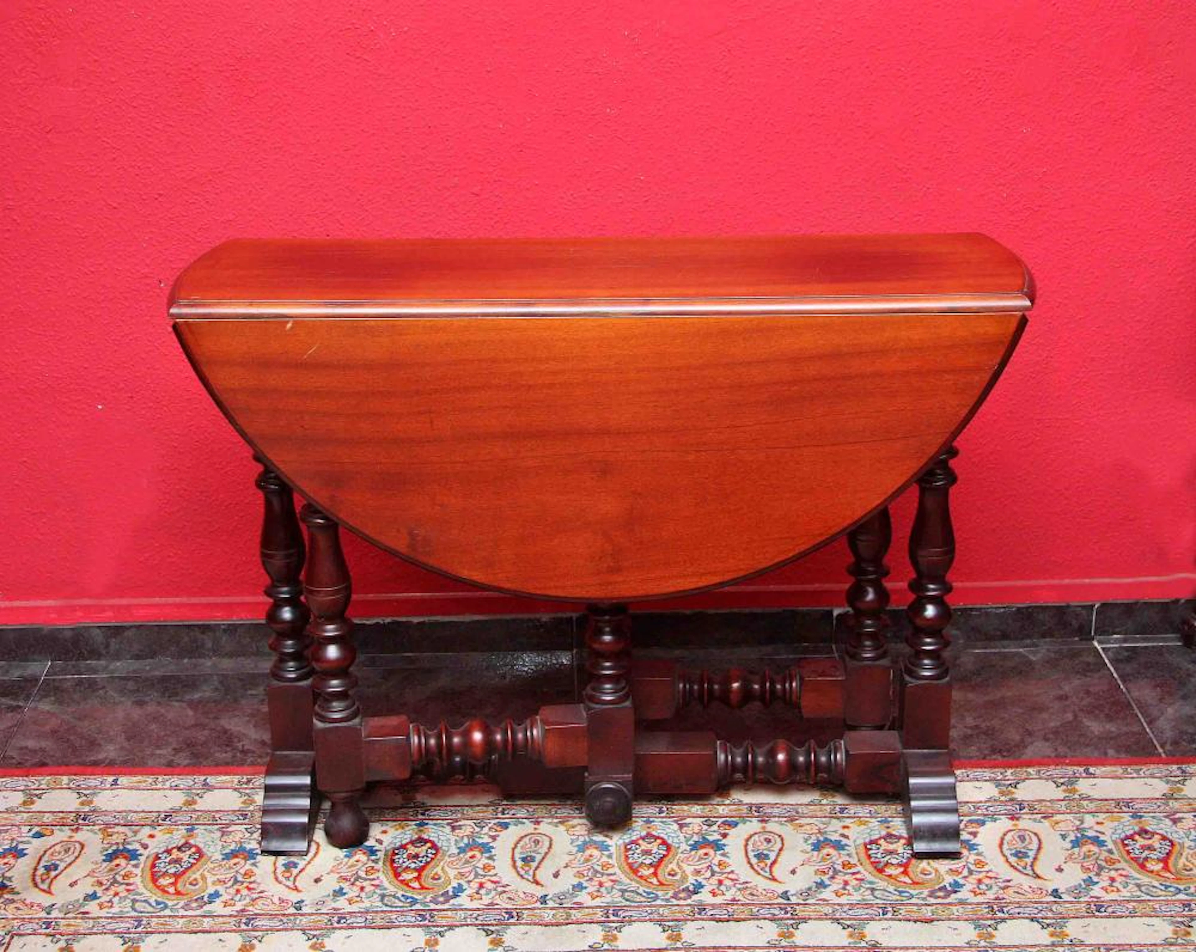 Antique circular table with wings in hardwood with
