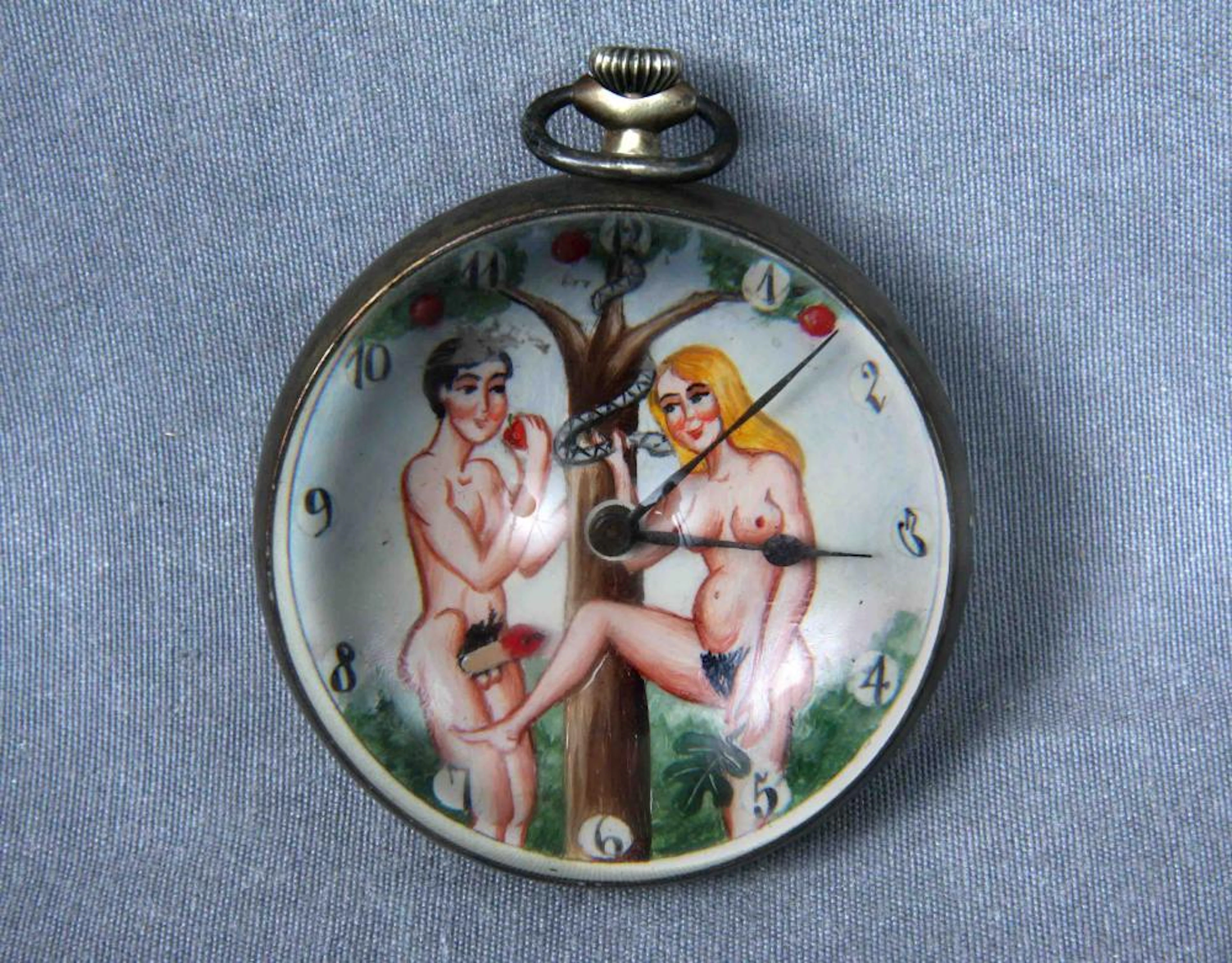 Reloj erótico de sobremesa, cristal ojo de pez, y plateado.