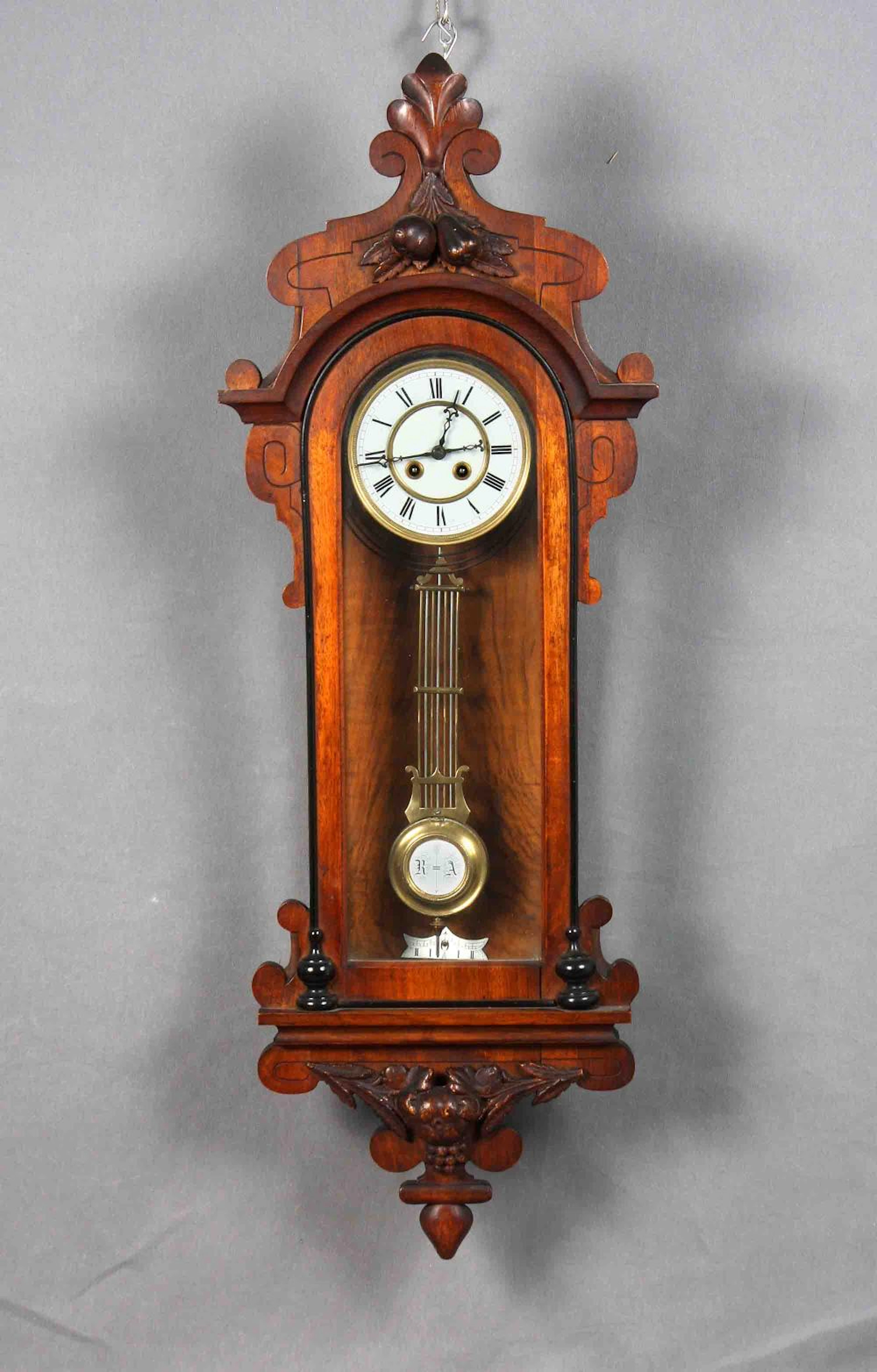 Reloj de pared, estilo Art Decó, en madera patinada y tallad