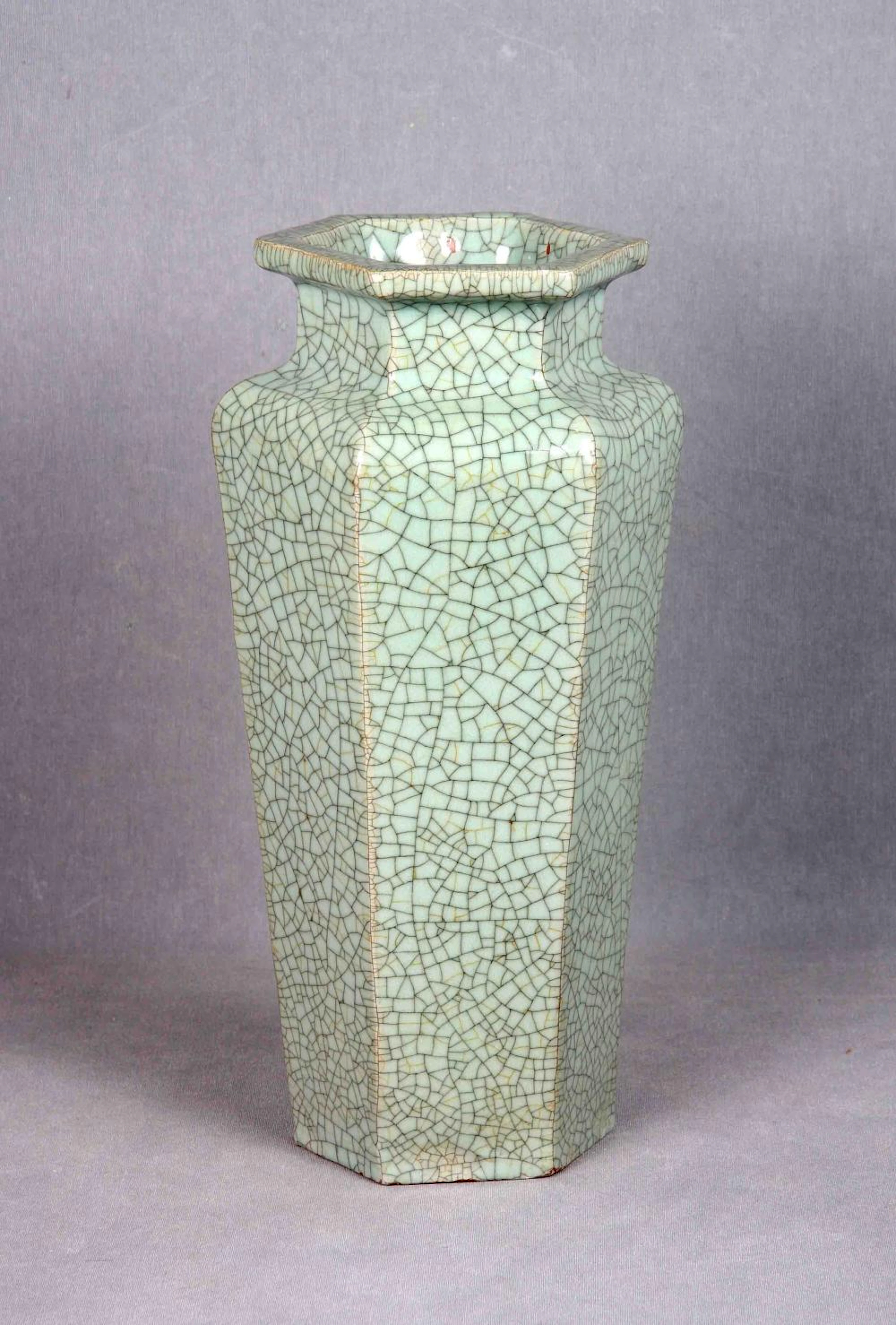Jarrón chino en porcelana celadón, S.XIX, con cuerpo hexagonal. Alt.: 35,5 cm.