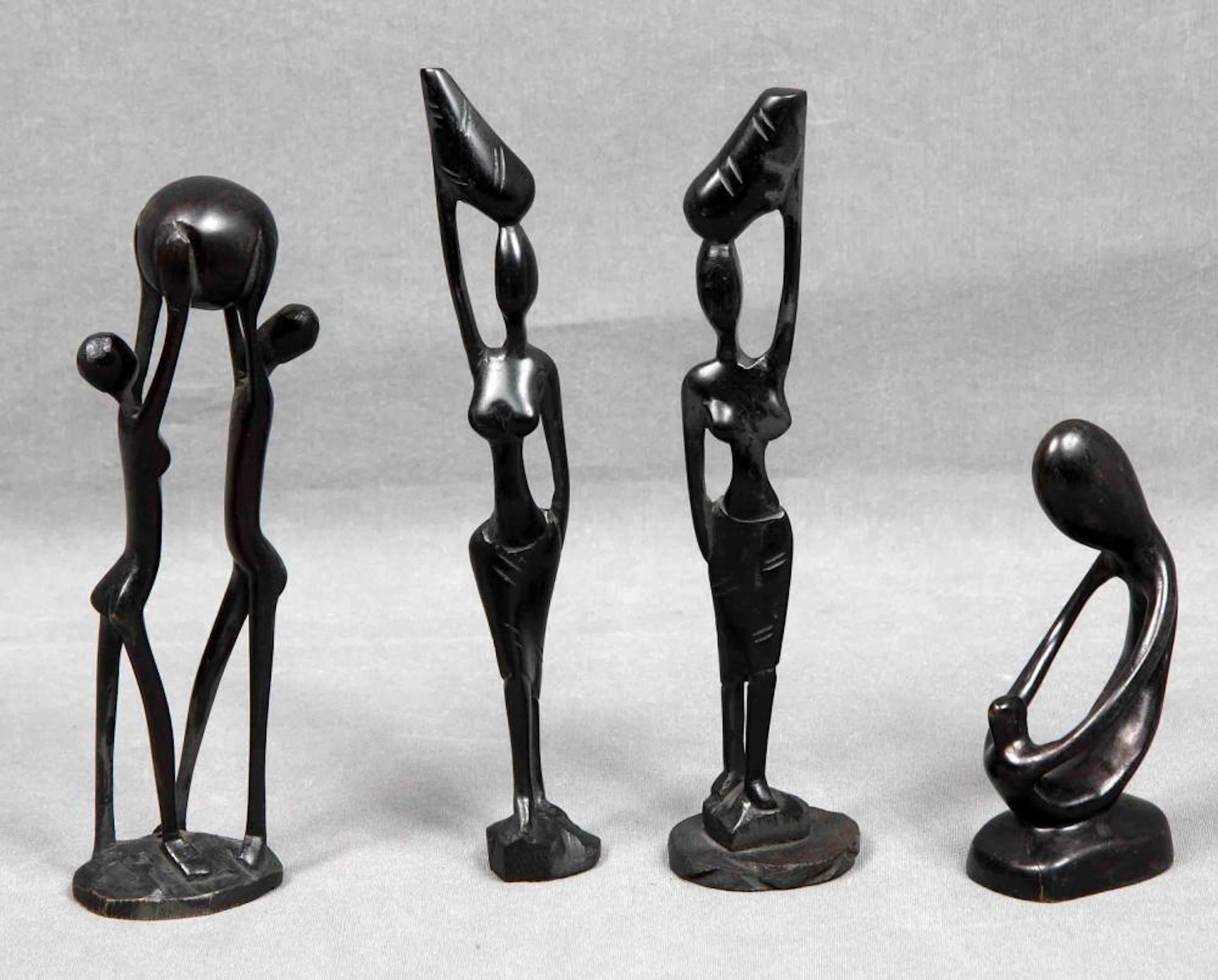 Lote formado por cuatro figuras talladas. En mader