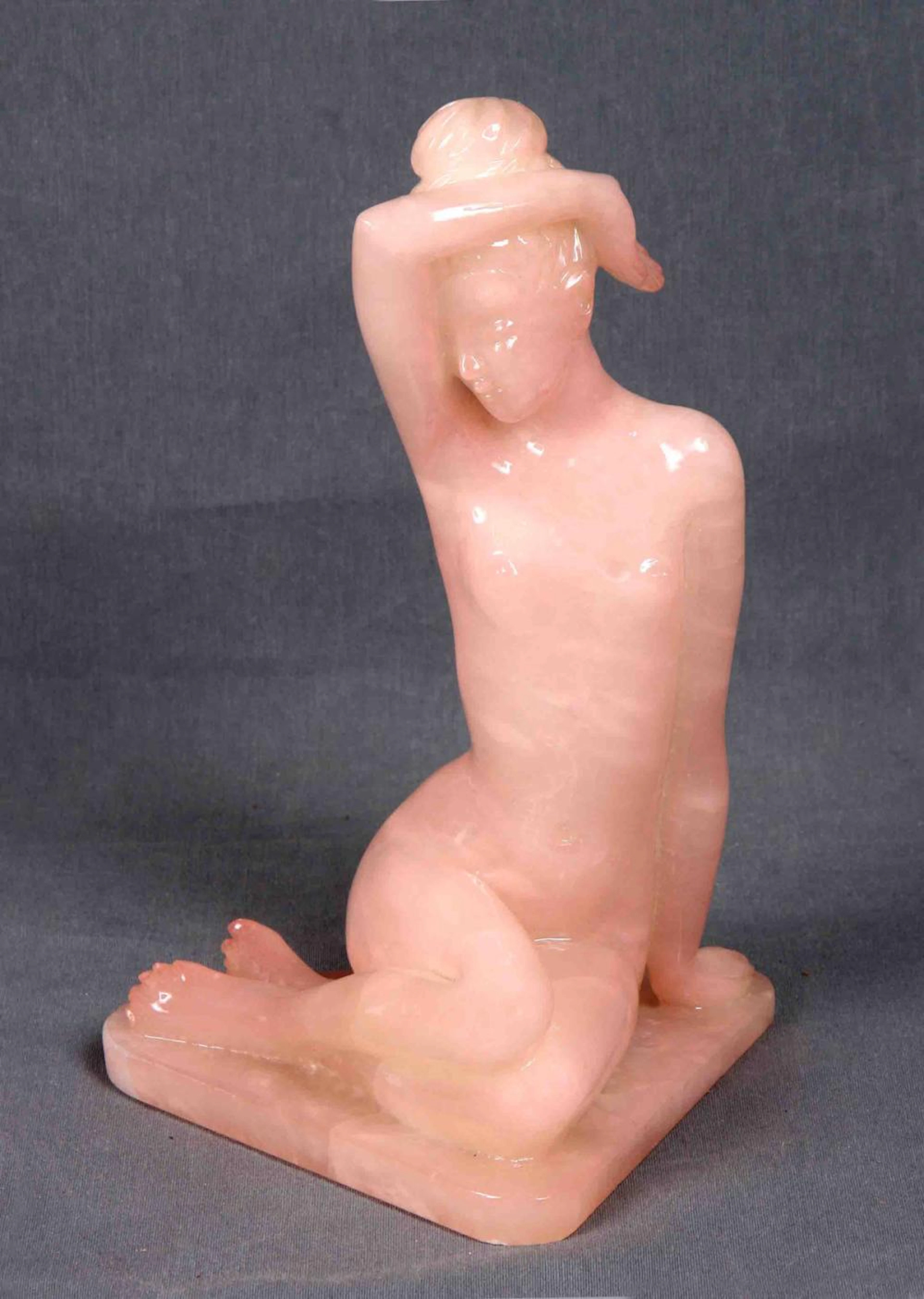 Figura de desnudo femenino. En símil cuarzo rosa.