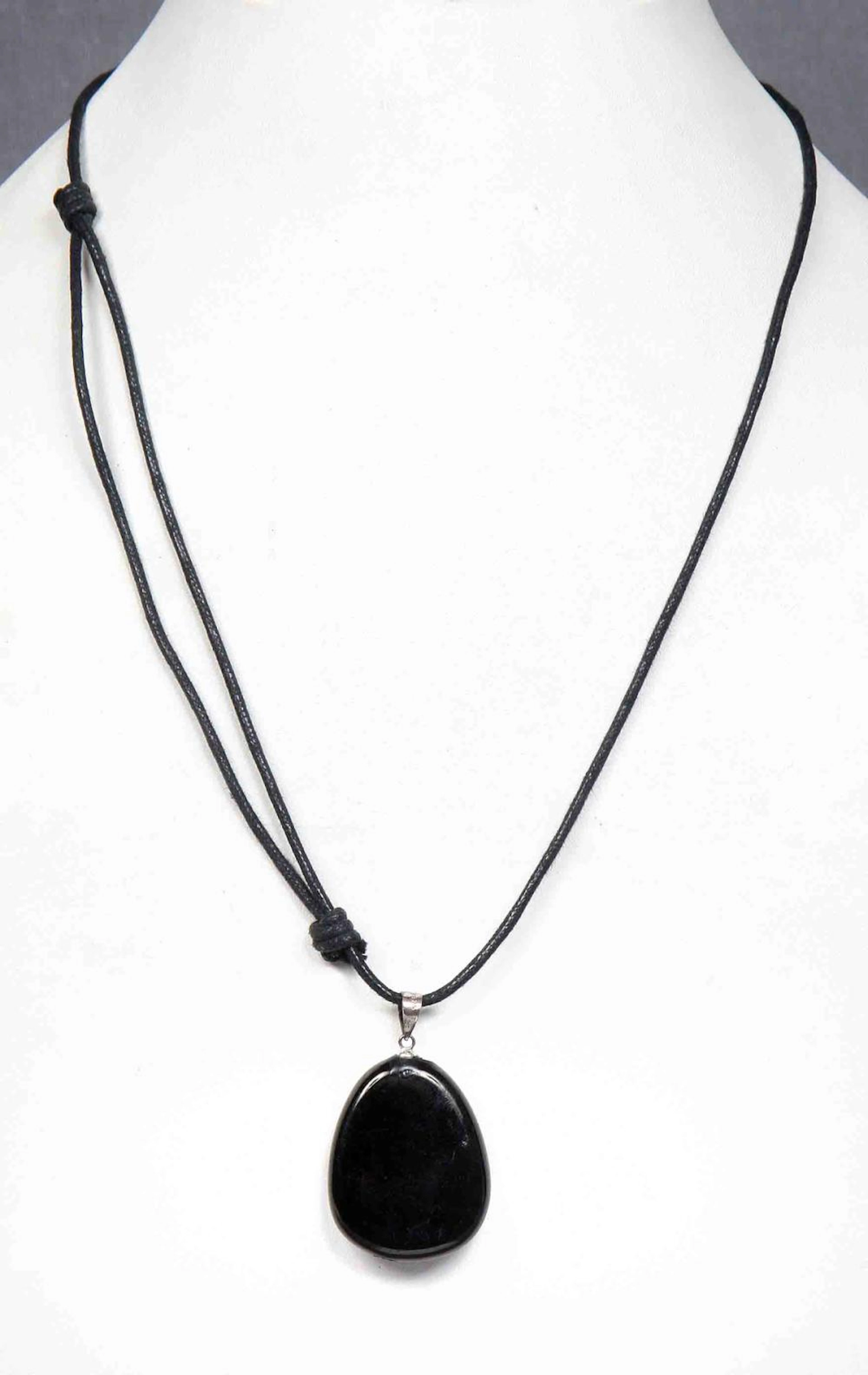 Collar de perlas. Con cierre dorado, decorado con