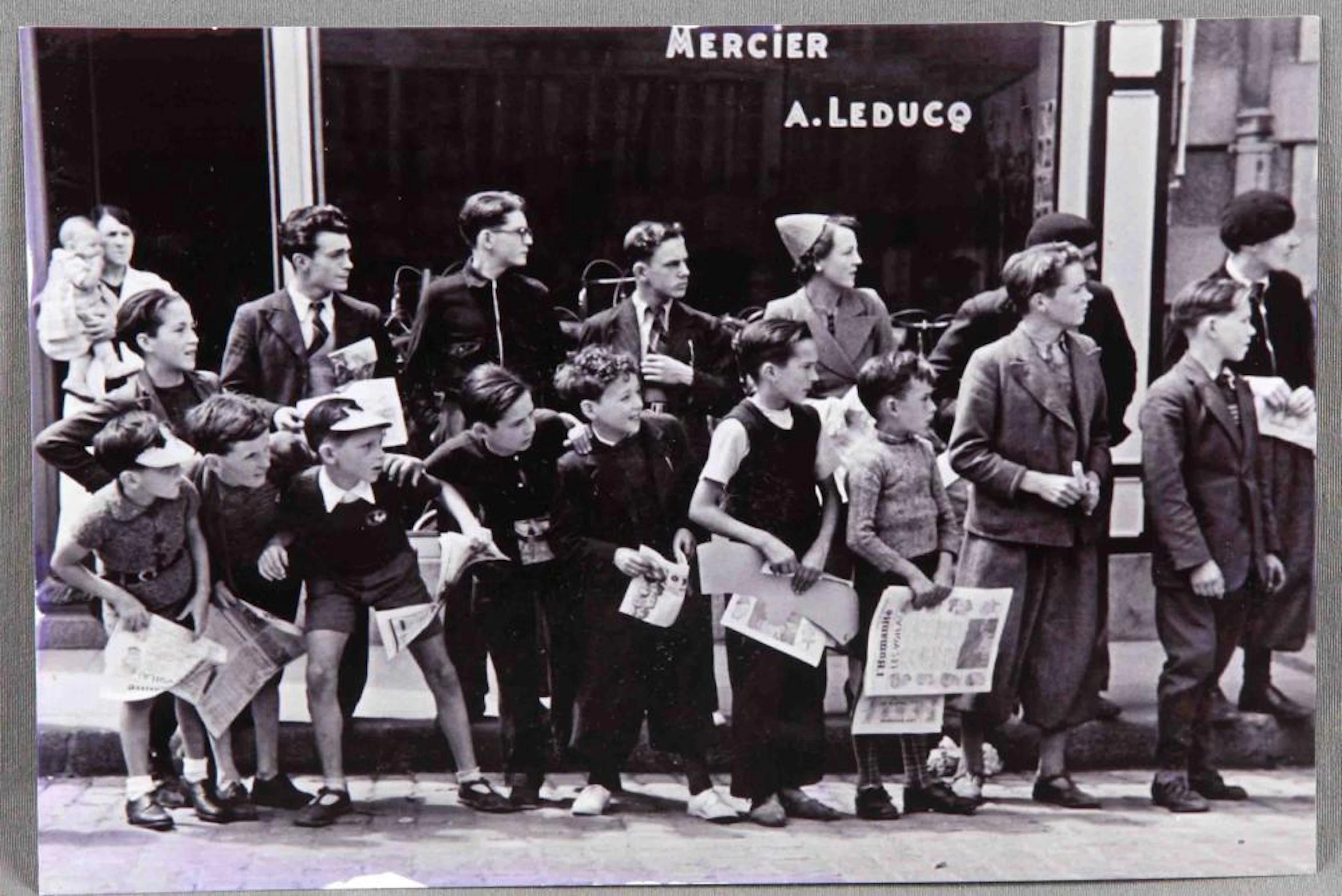 CAPA, ROBERT (1913-1954) Watching the Tour de Fran