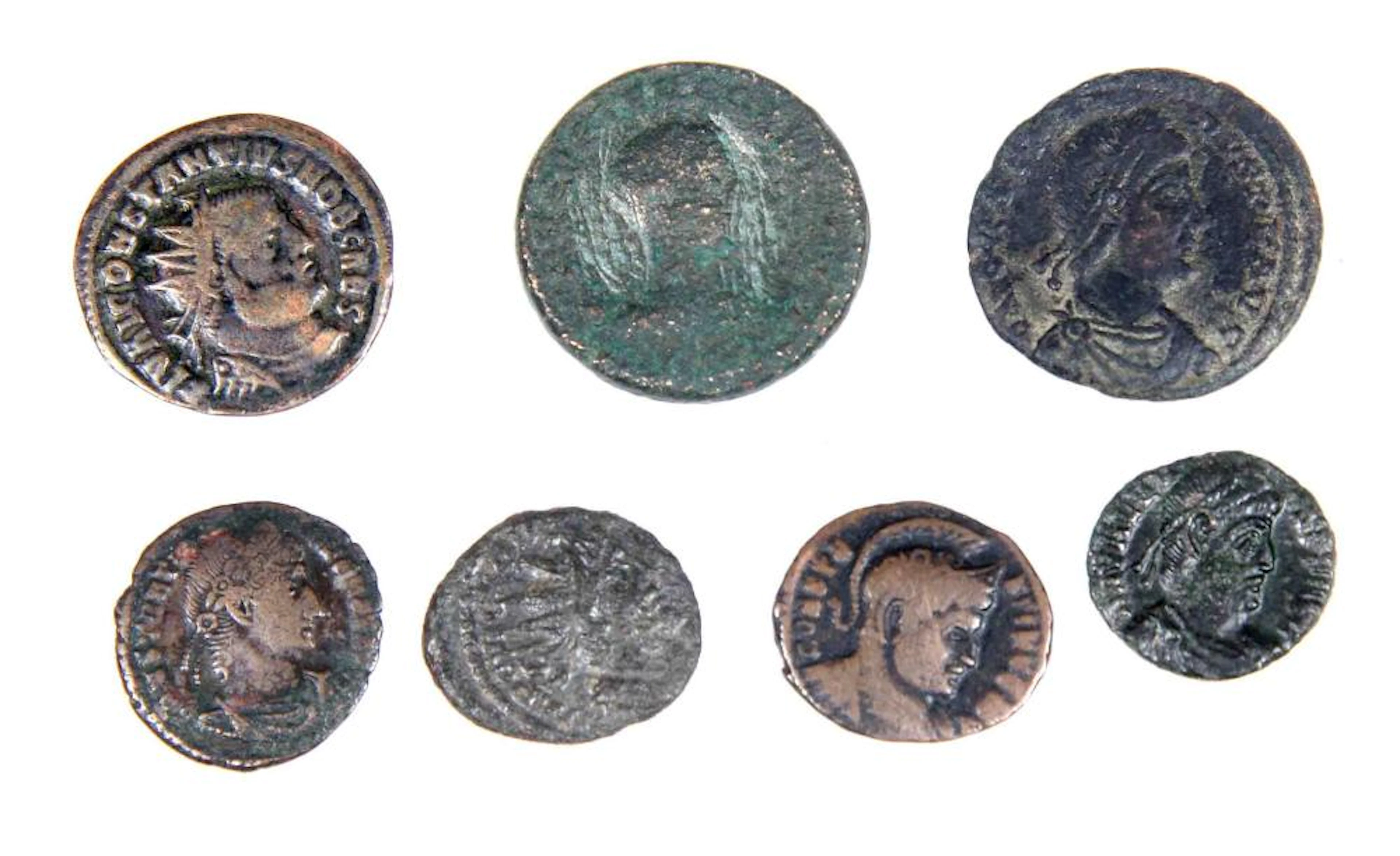 Lote formado por 7 monedas romanas. En bronce, de