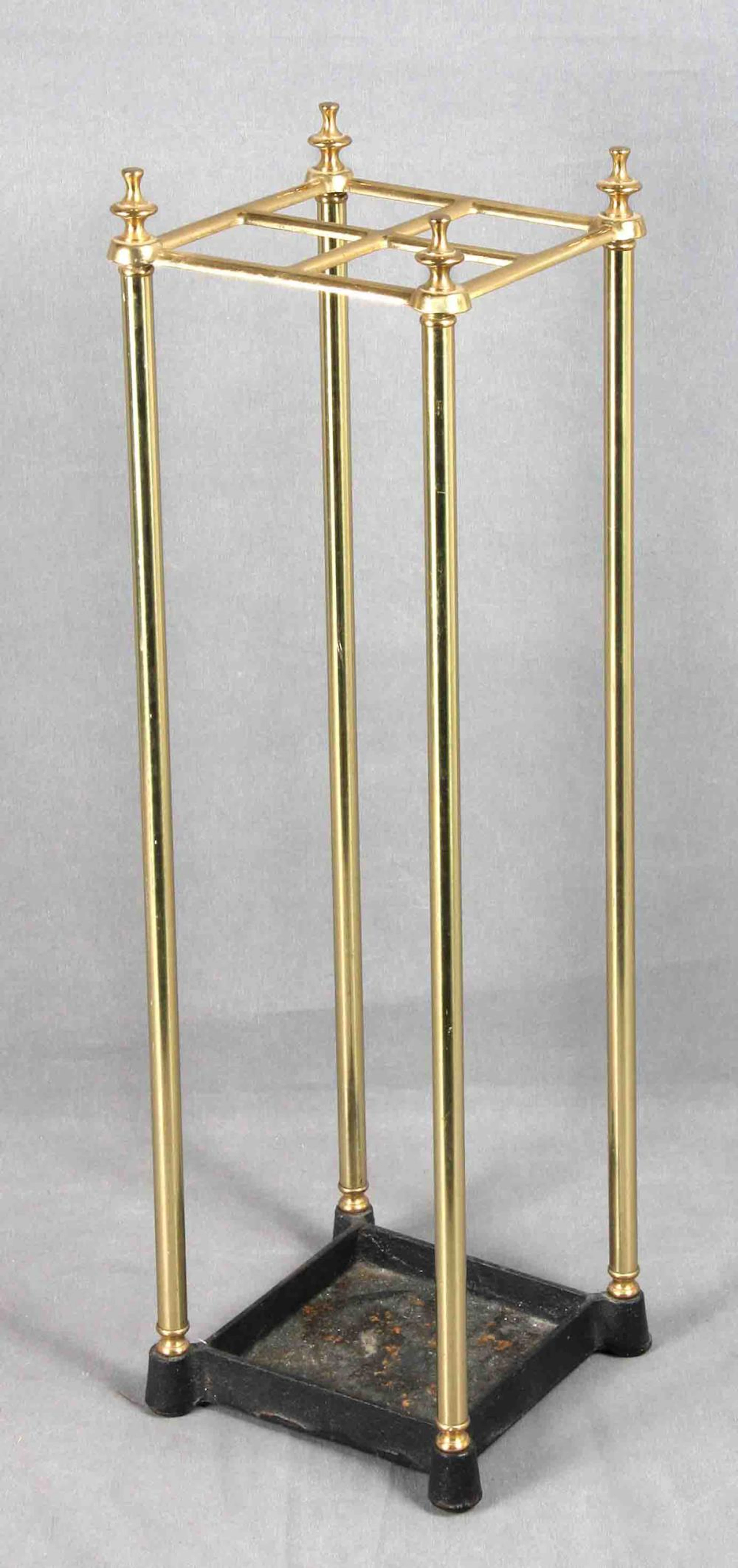 Bastonera. En bronce dorado. Med.: 66x20x20 cm.