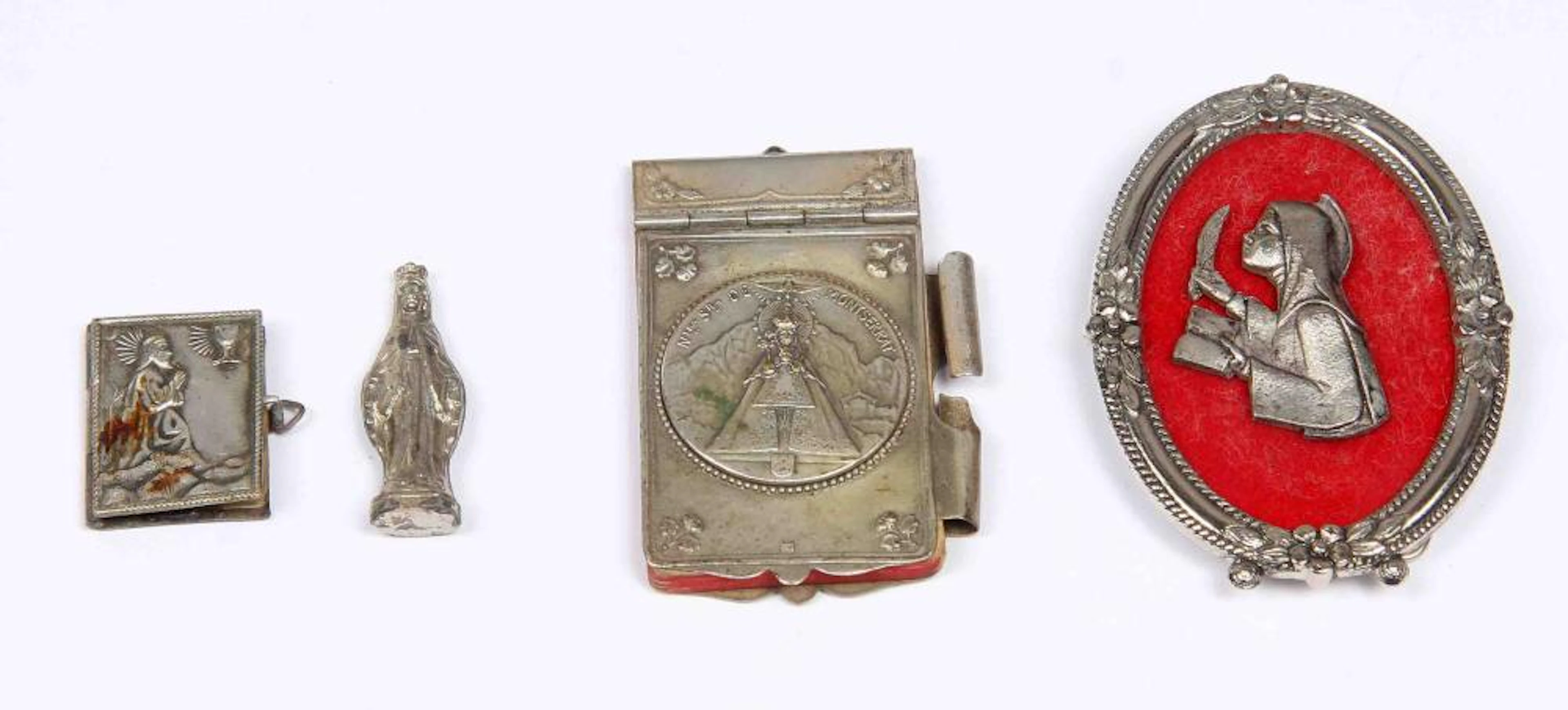 Lote formado por cuatro piezas de temática religio