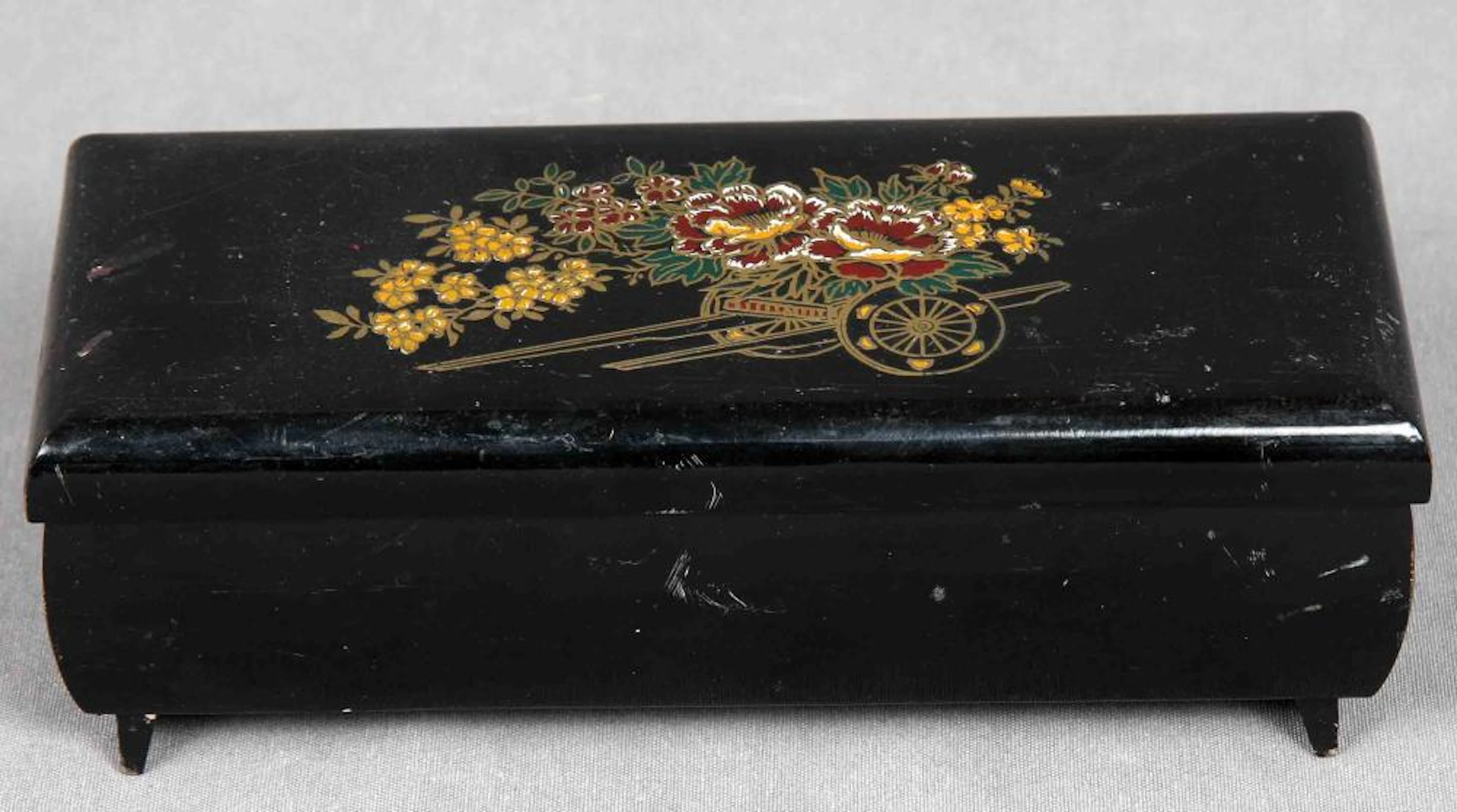 Joyero musical oriental. En madera lacada, decorad