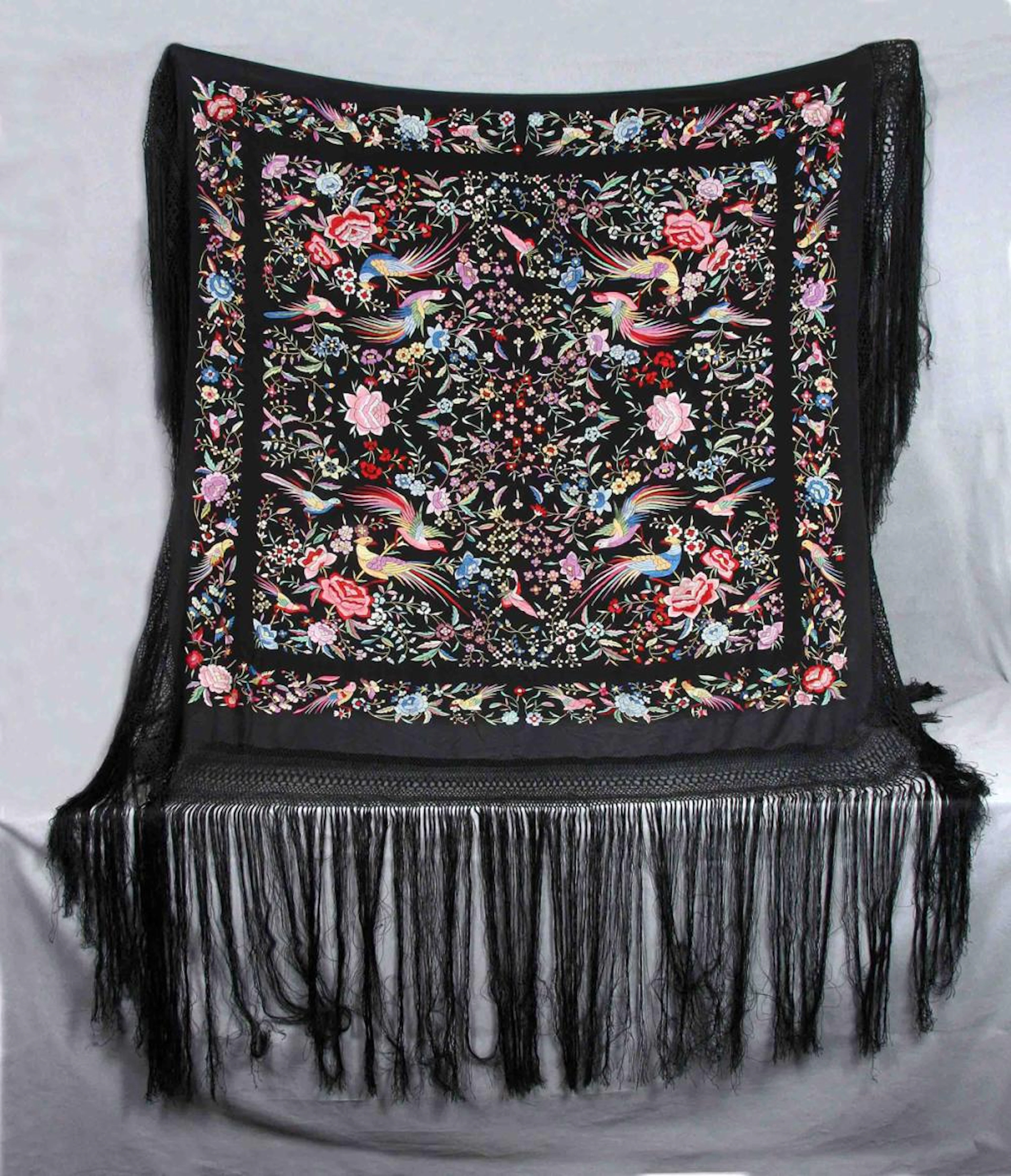 Mantón de Manila. En seda de color negro, con deco