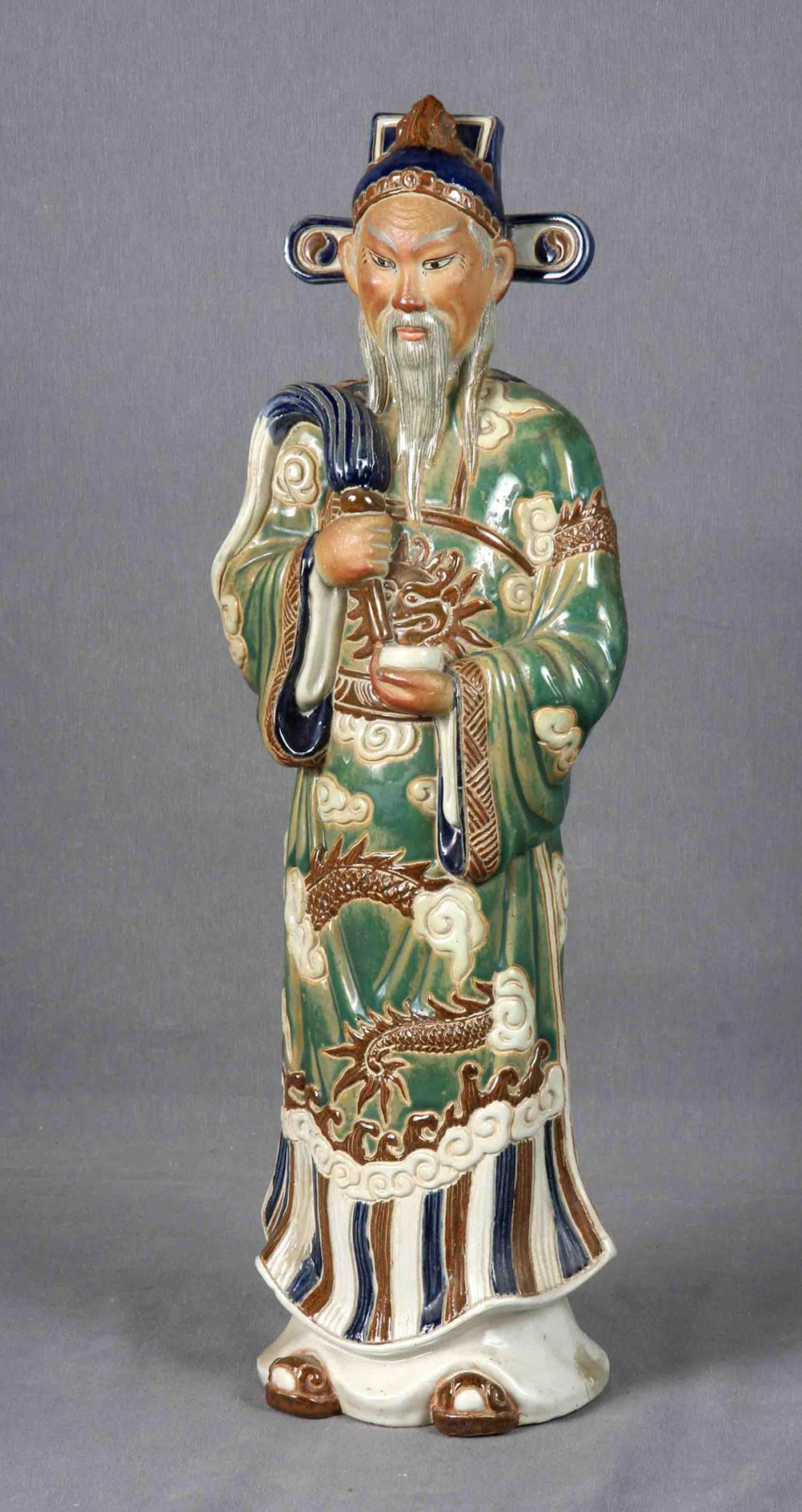 Figura de sabio oriental. En cerámica celadón poli