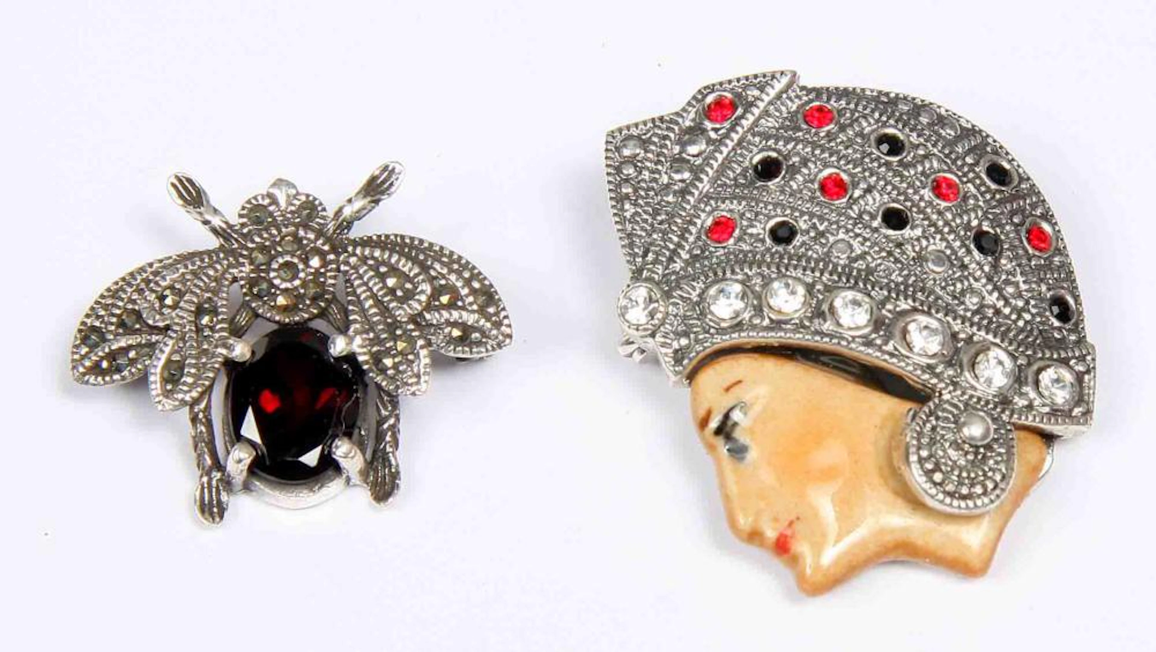 Dos broches. En plata y piedras semipreciosas, rep