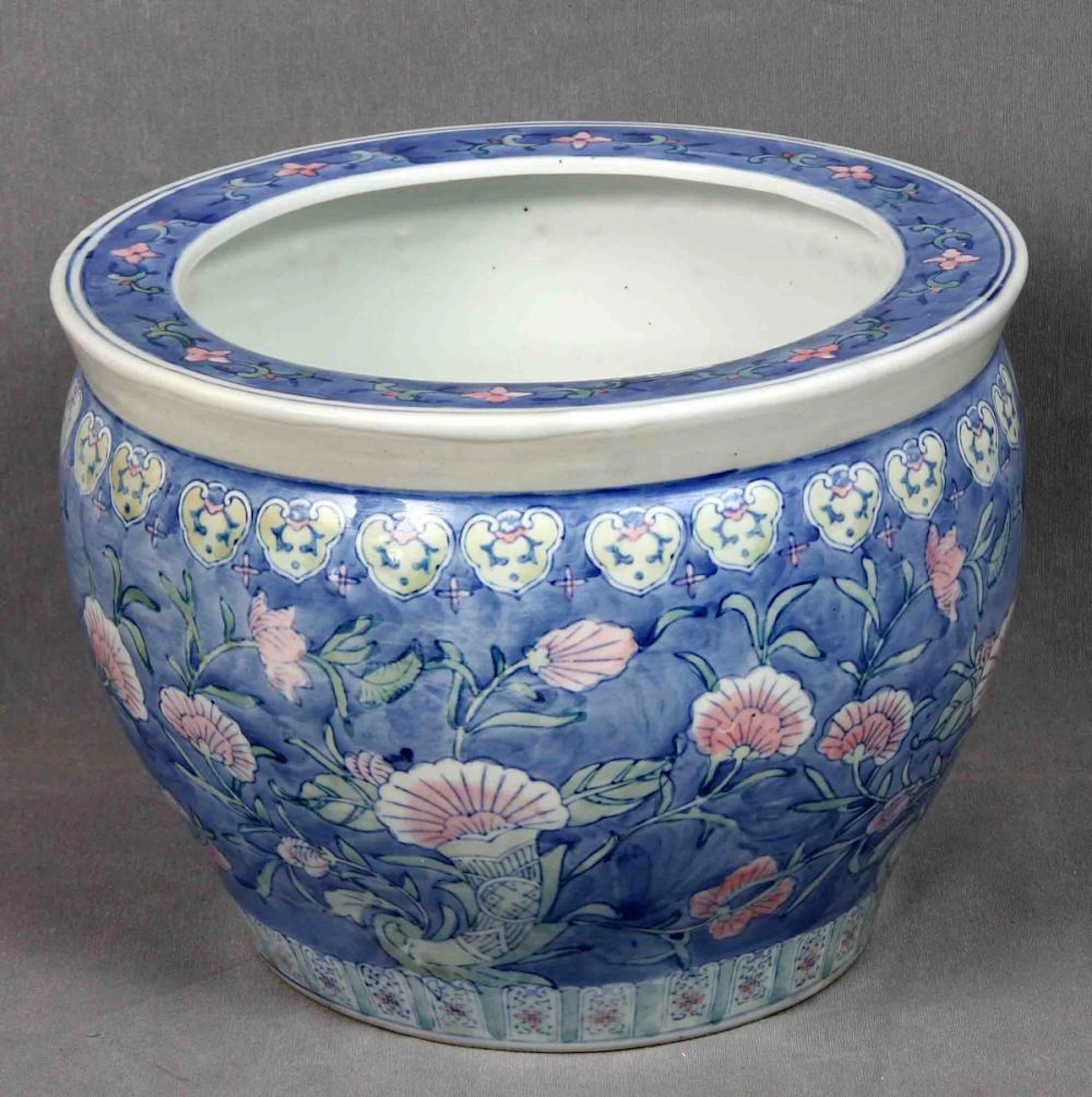 Macetero. En porcelana policromada, con decoración