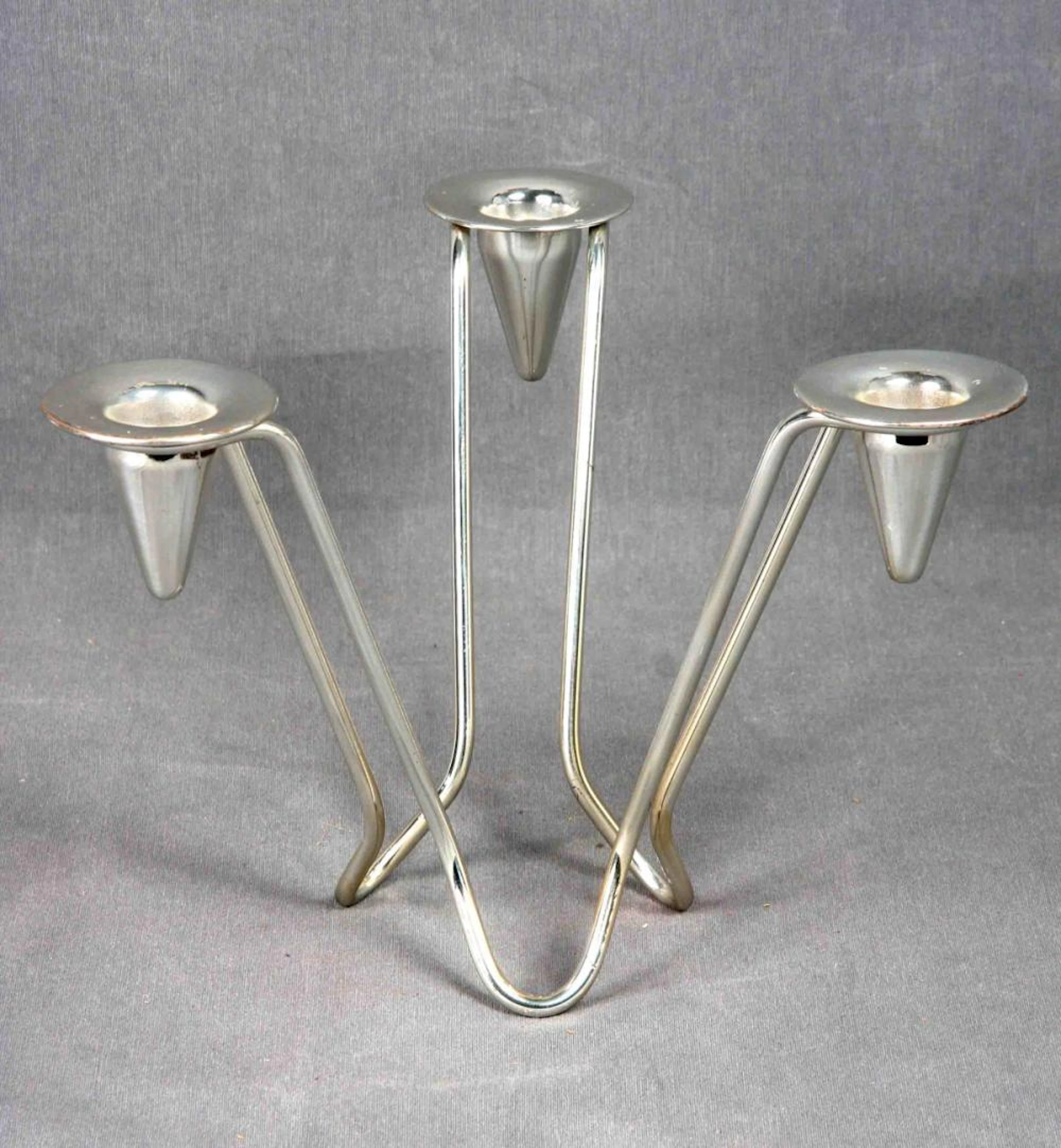 Candelabro. En plateado, con tres puntos de luz. M
