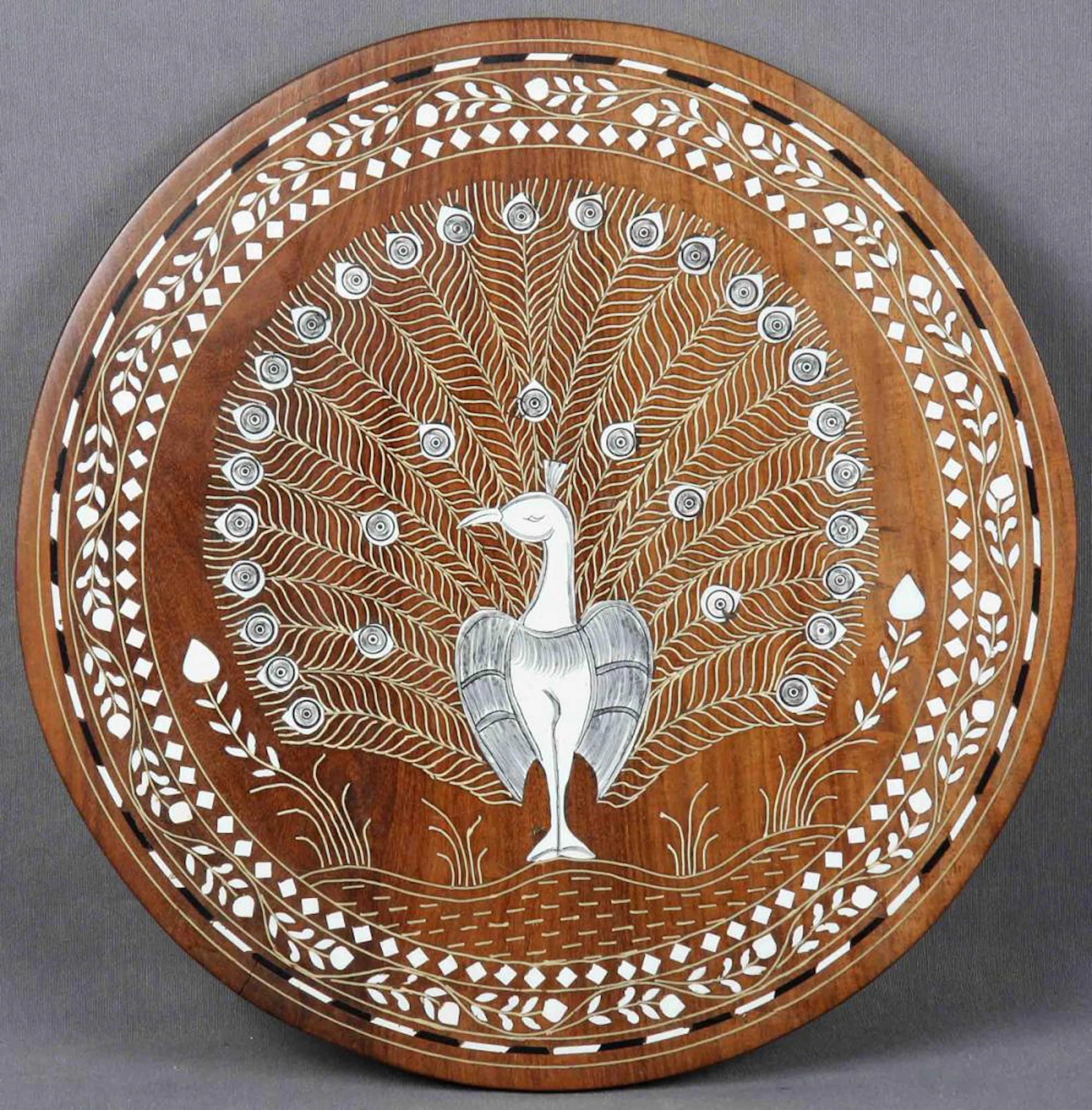 Tabla circular de colgar. En madera maciza, de ori