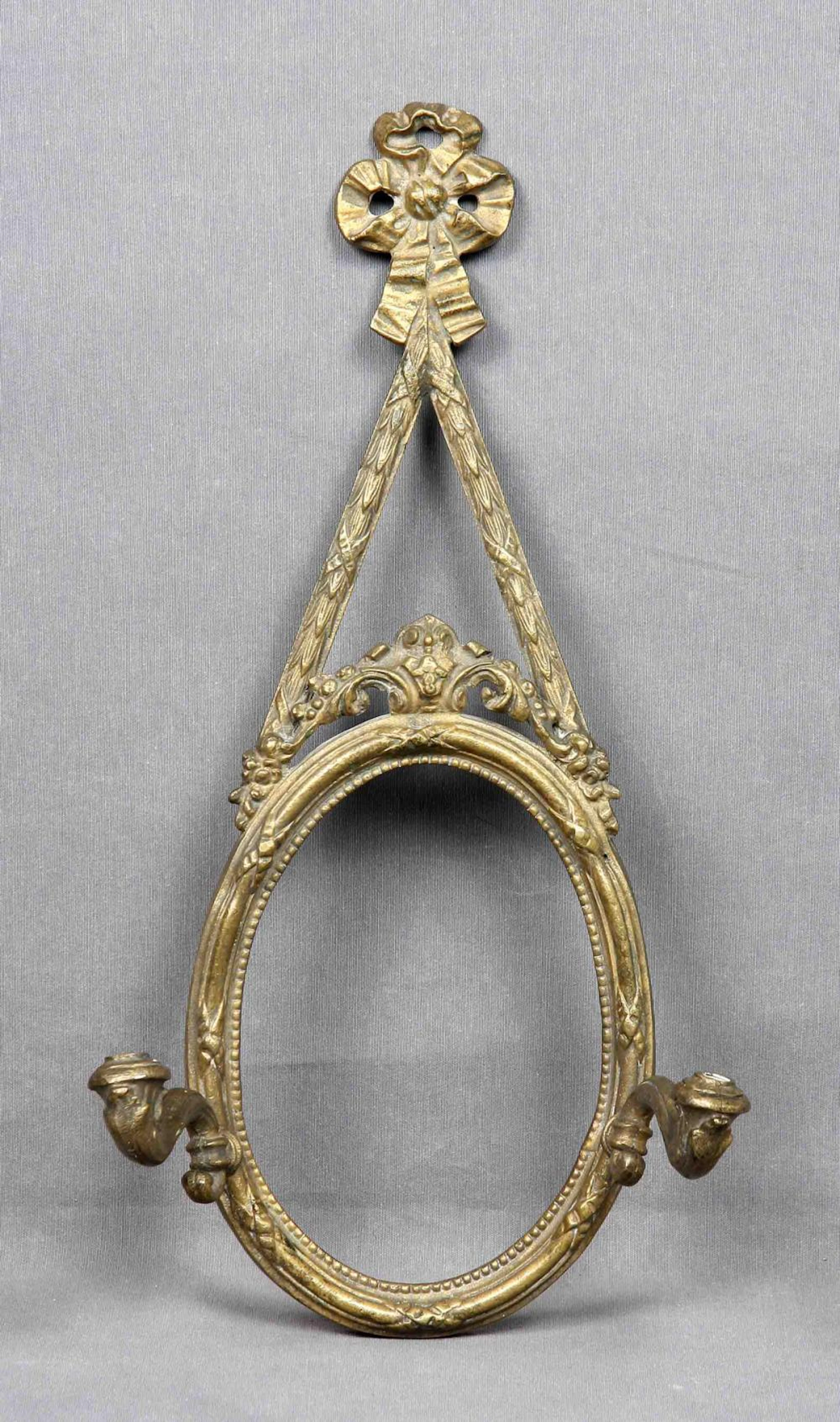 Aplique de pared. En bronce dorado, con dos puntos