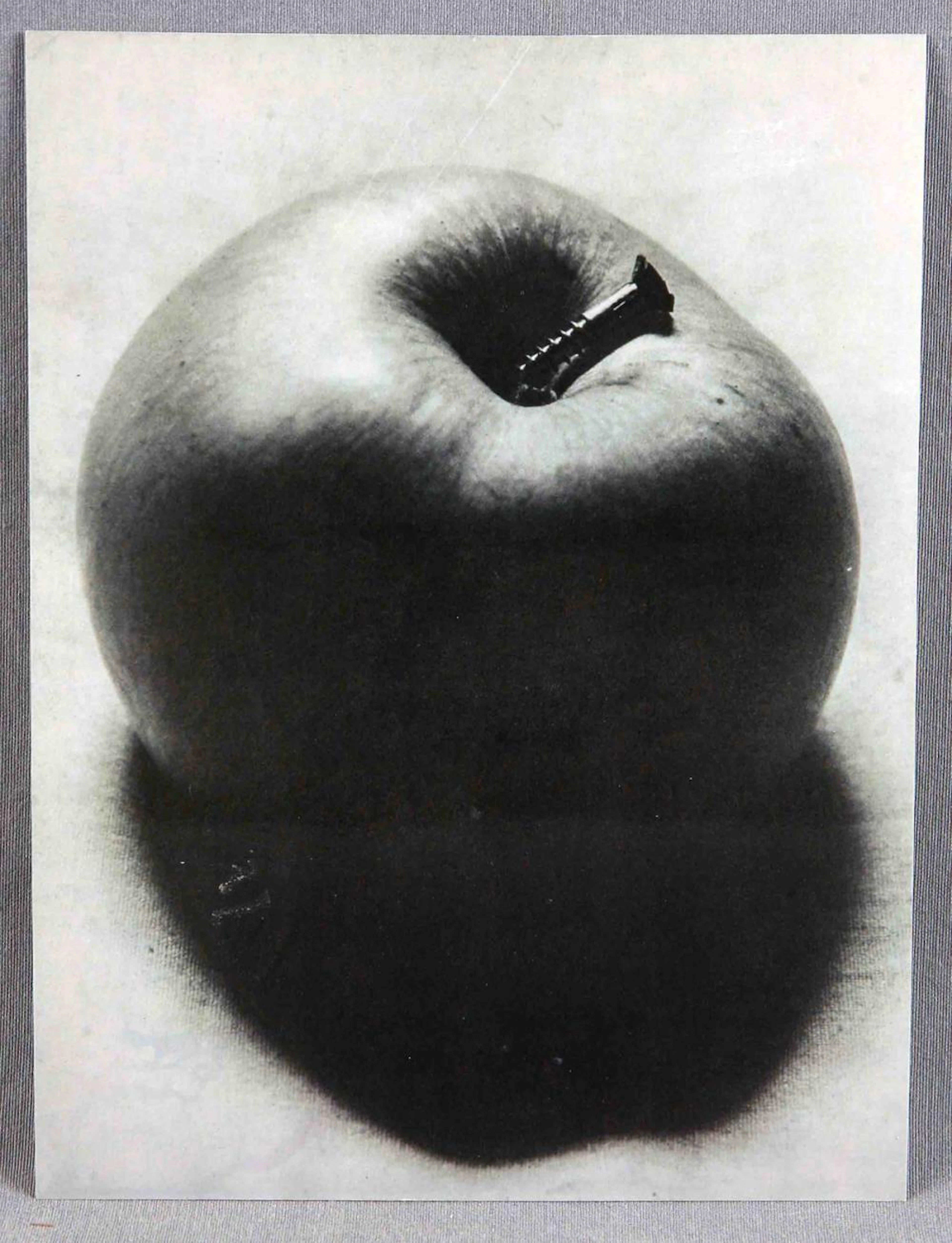 RAY, MAN (1890-1976) Apple and screw. Fotografía b