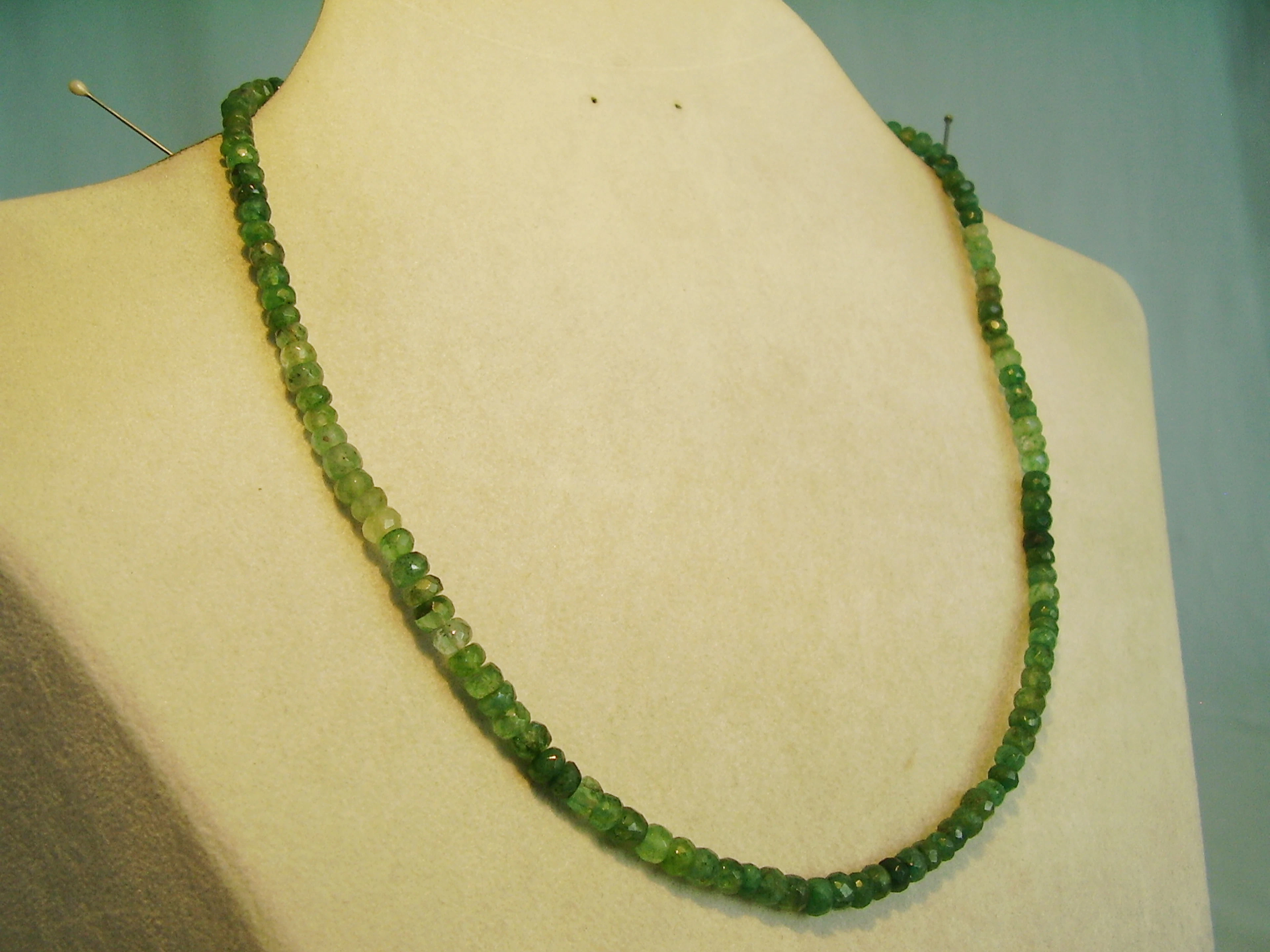SMARAGDKETTE, 65 carat.