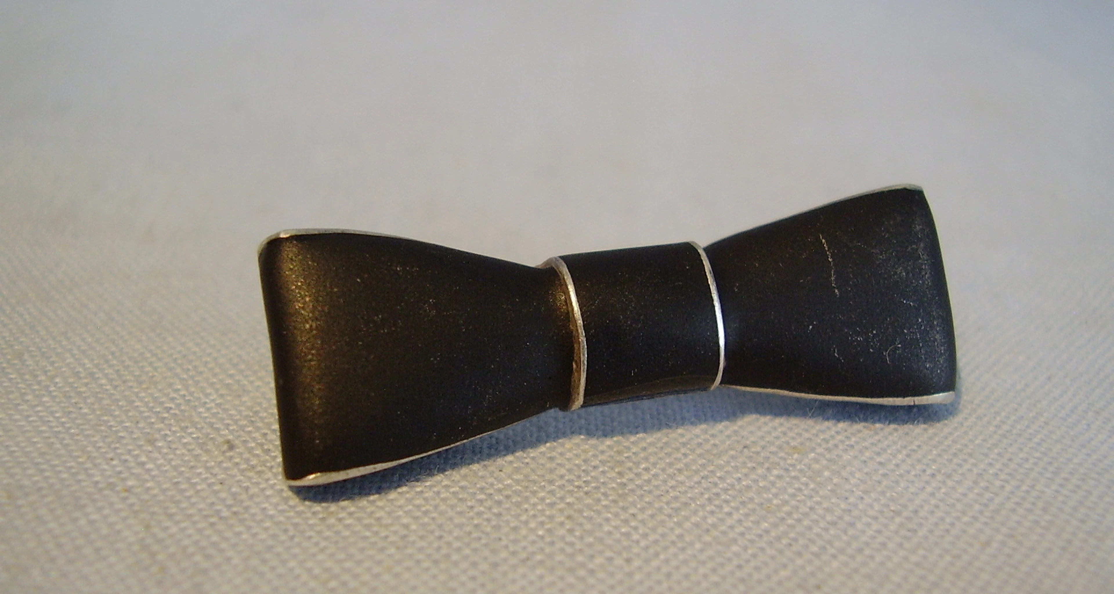 EMAILLE BROSCHE VICTOR MAYER.