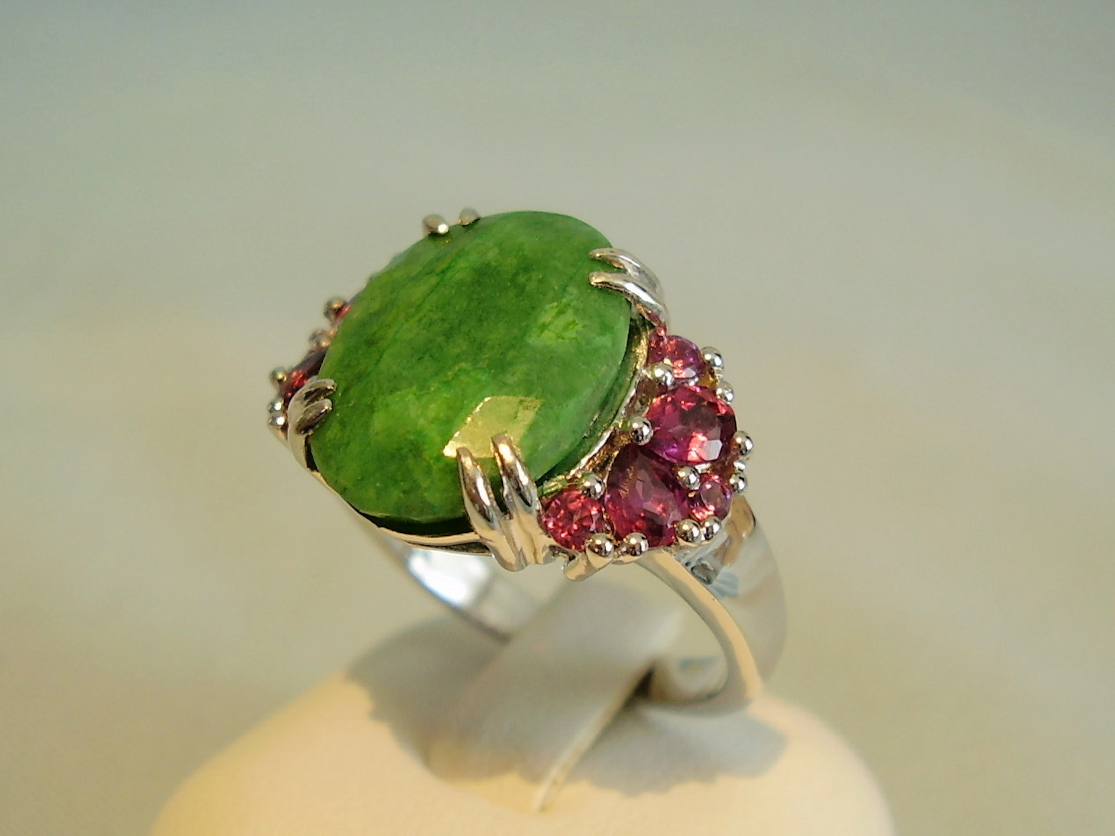 SMARAGD - RHODOLITH - RING.