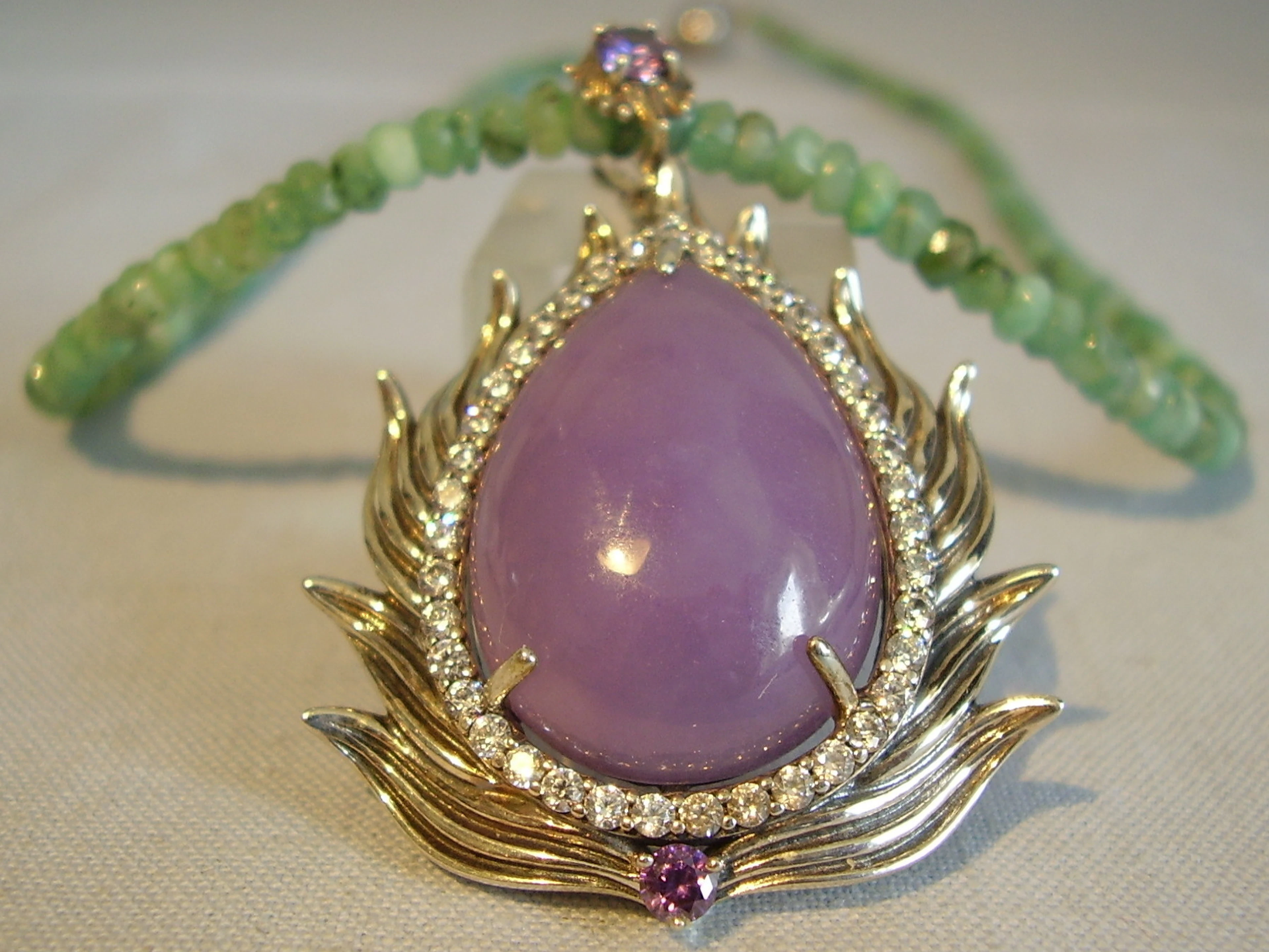 SMARAGD COLLIER MIT JADE ANHÄNGER.