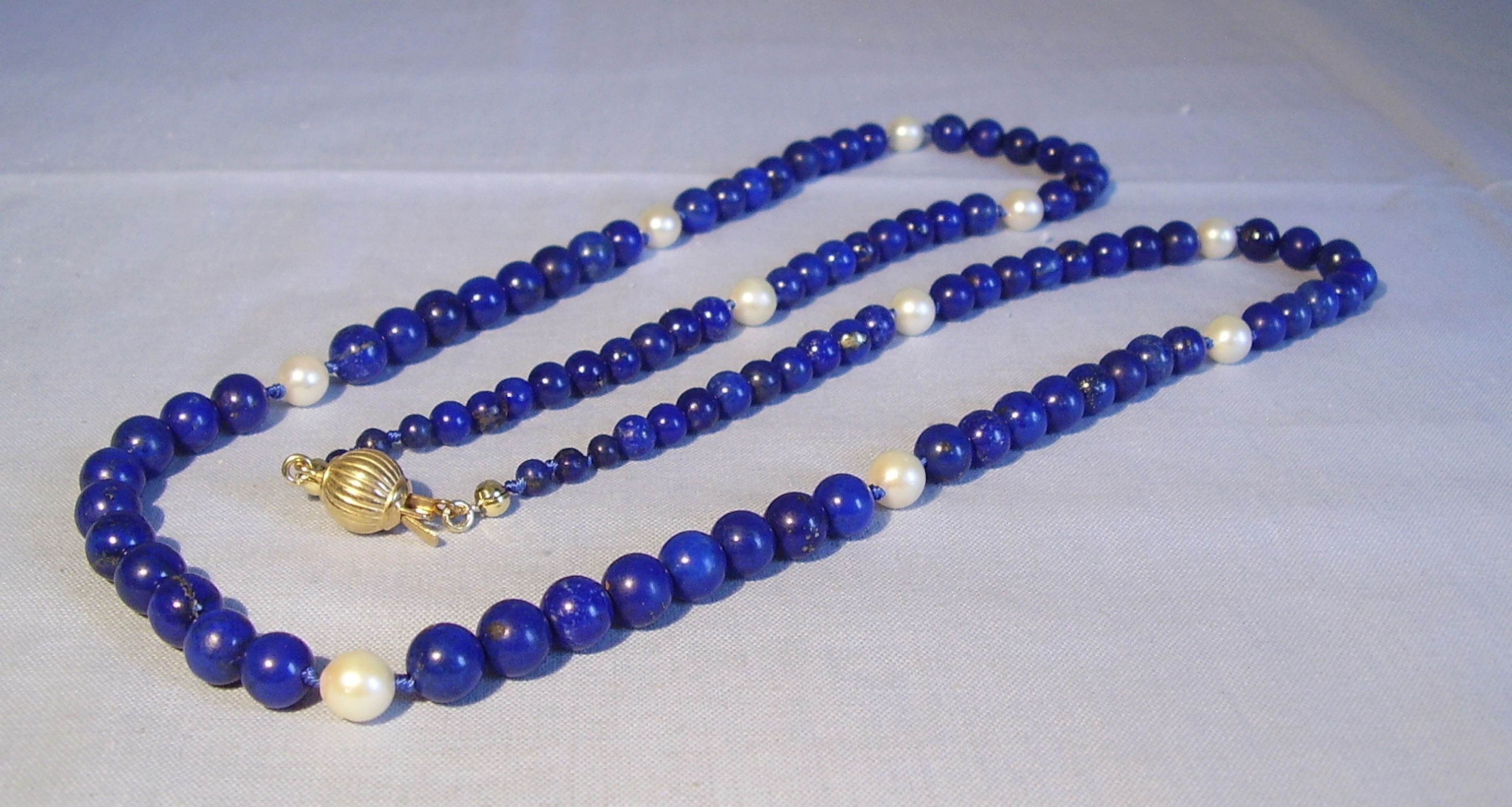 LAPISLAZULI COLLIER MIT AKOYAPERLEN.