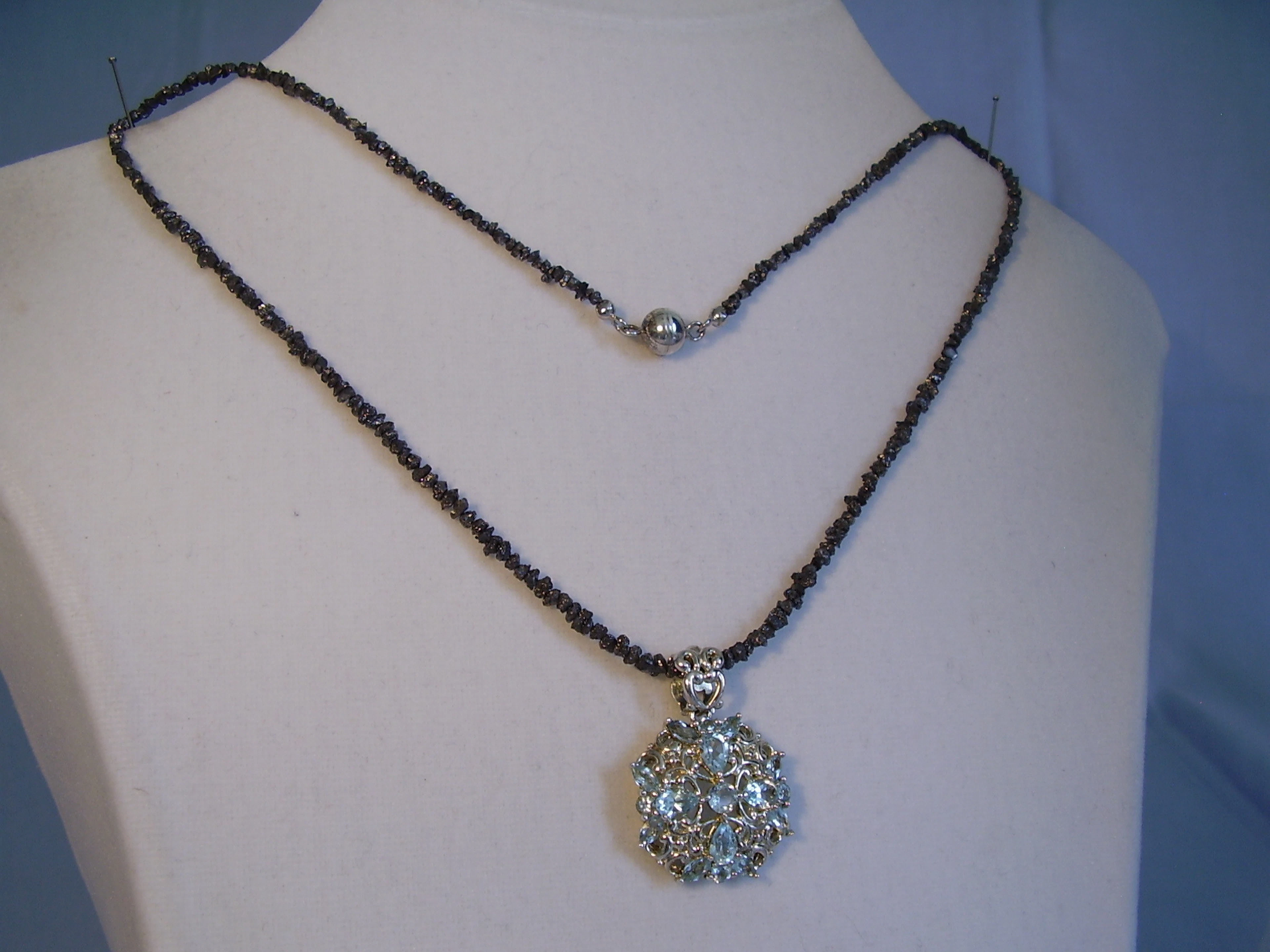 DIAMANT COLLIER MIT BLAUTOPAS ANHÄNGER.