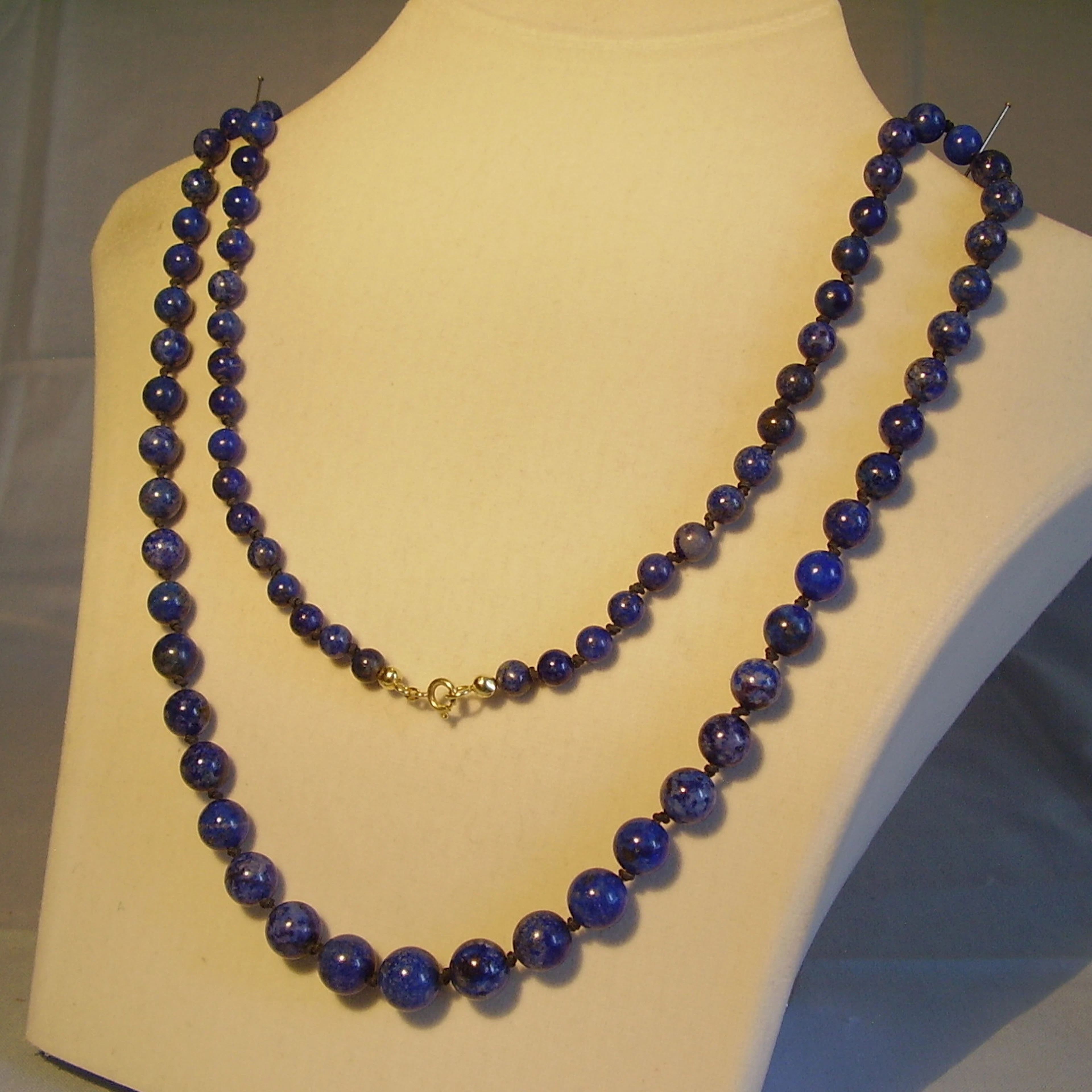 LAPISLAZULI COLLIER MIT GOLD-SCHLIESSE.