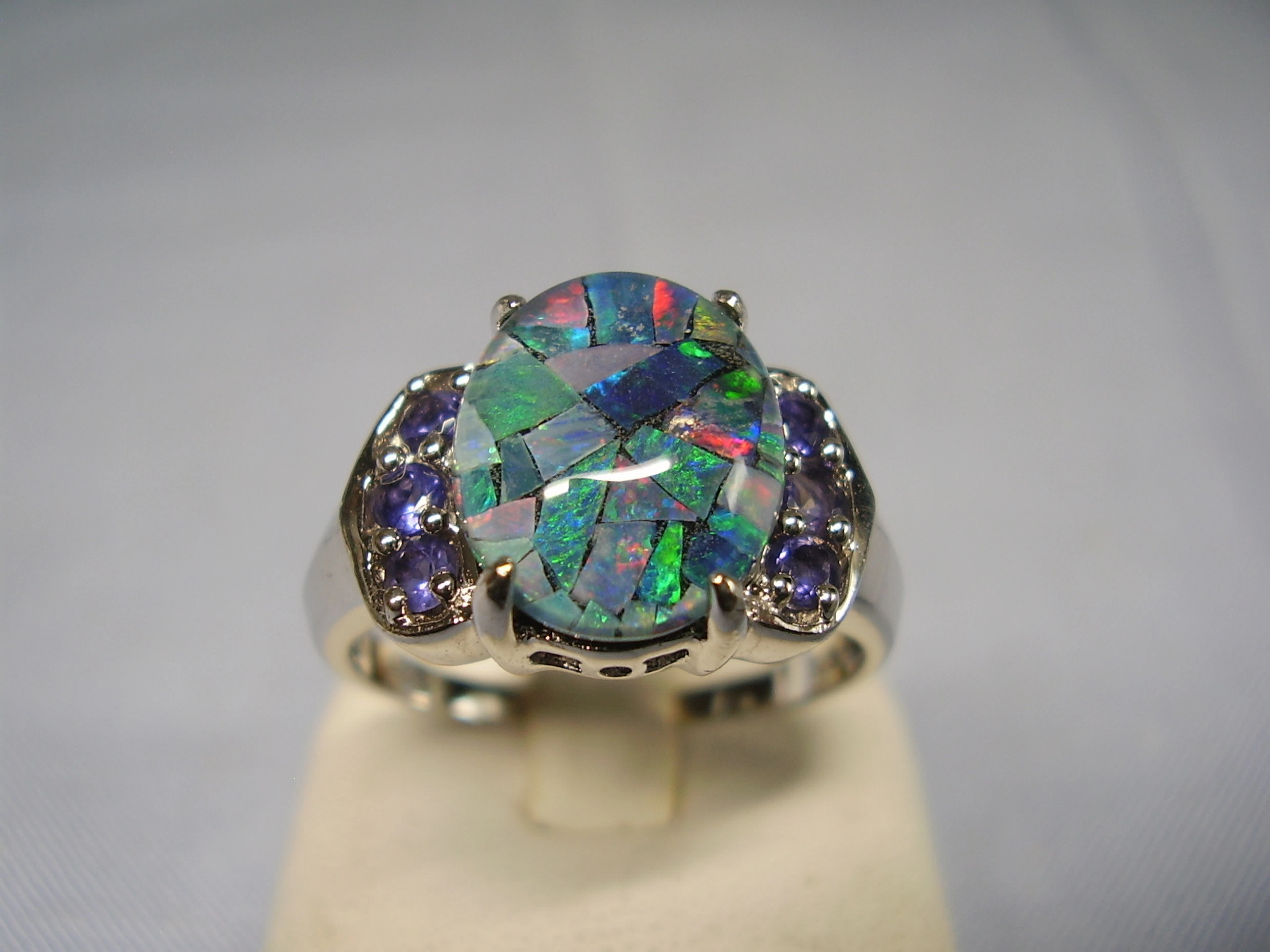 OPAL RING MIT IOLITH OPAL 5 ct.