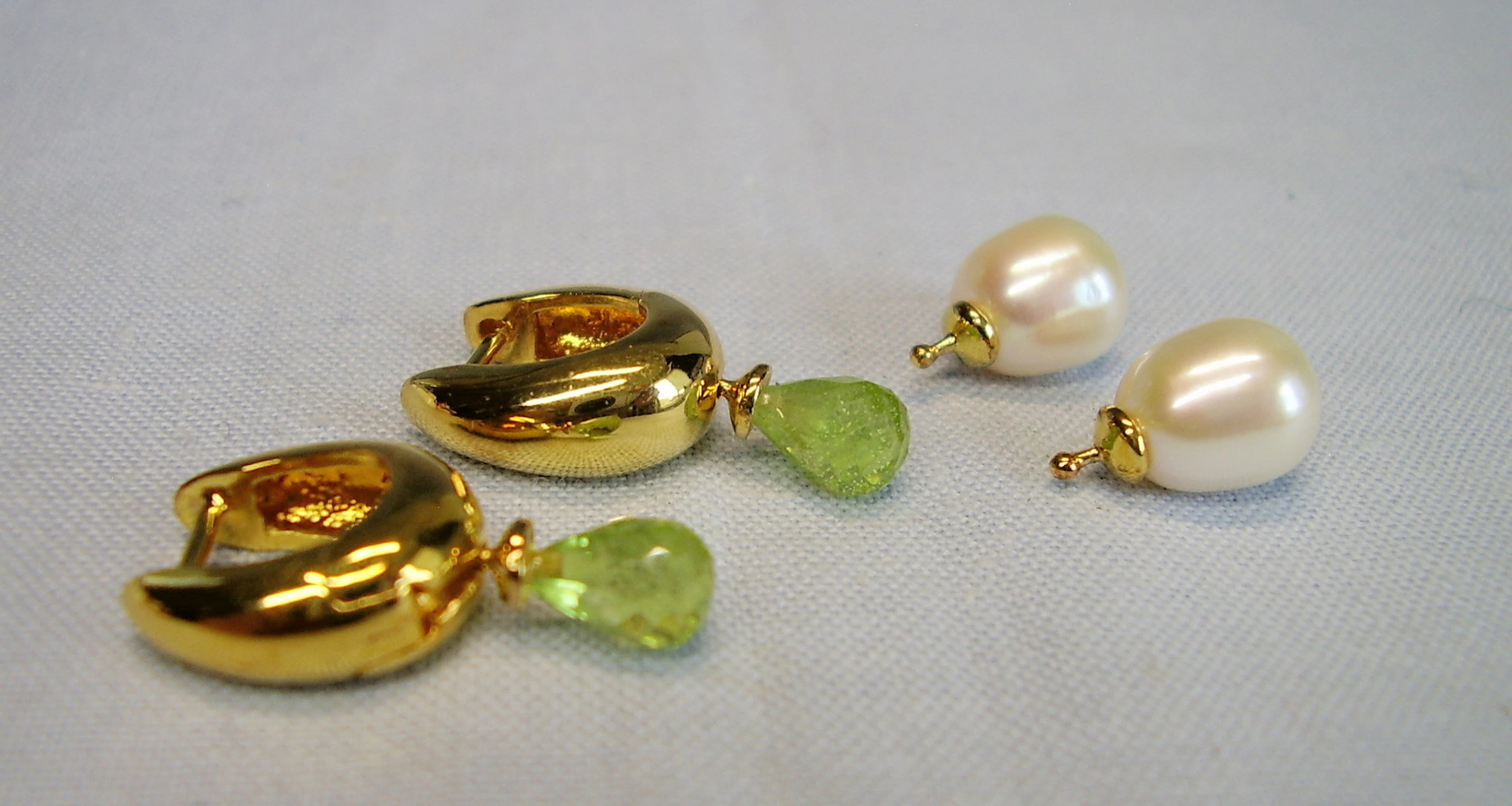 WECHSEL OHRRINGE PERIDOT + PERLE.