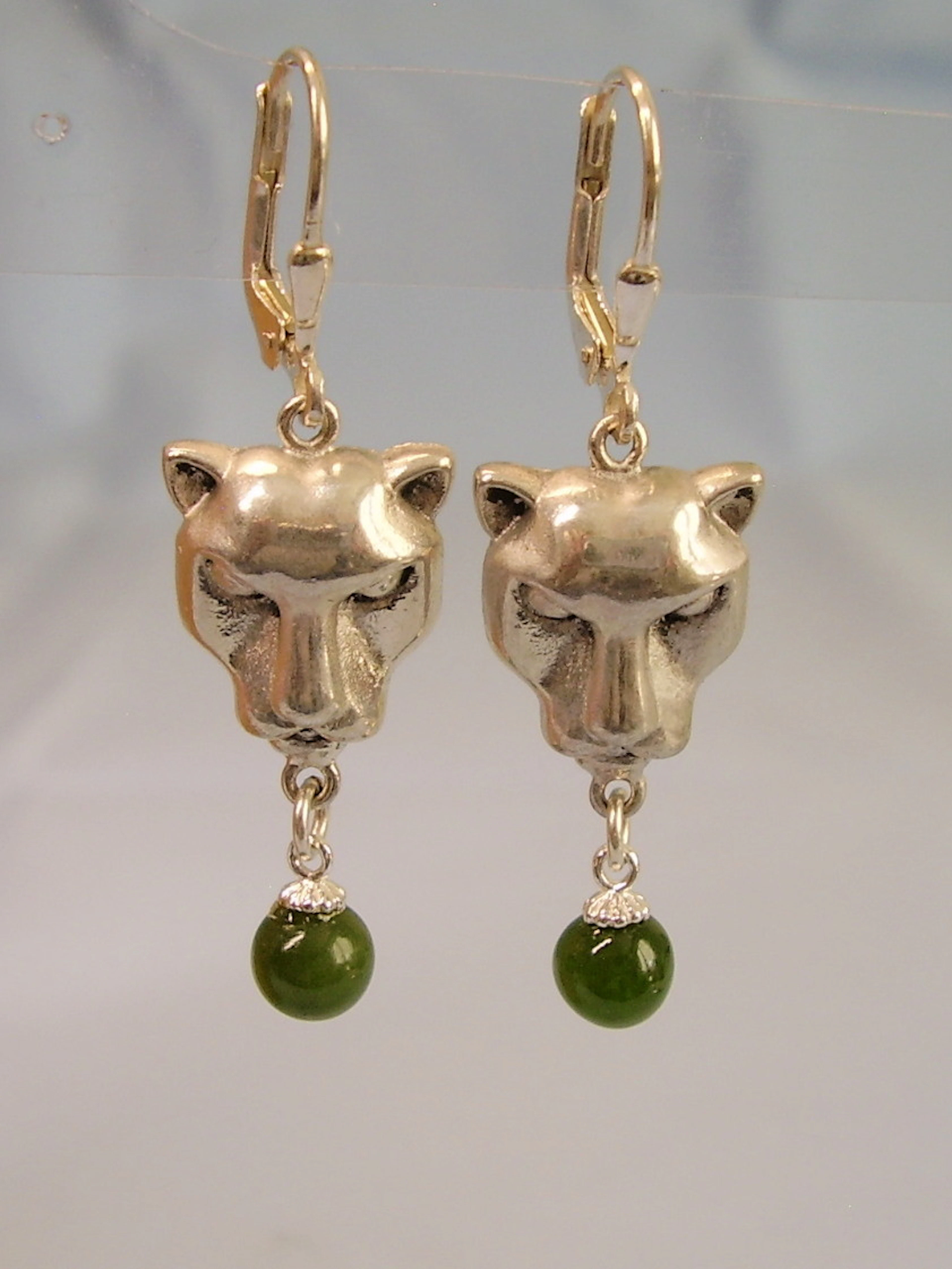 PANTHERKOPF OHRRINGE MIT JADE.