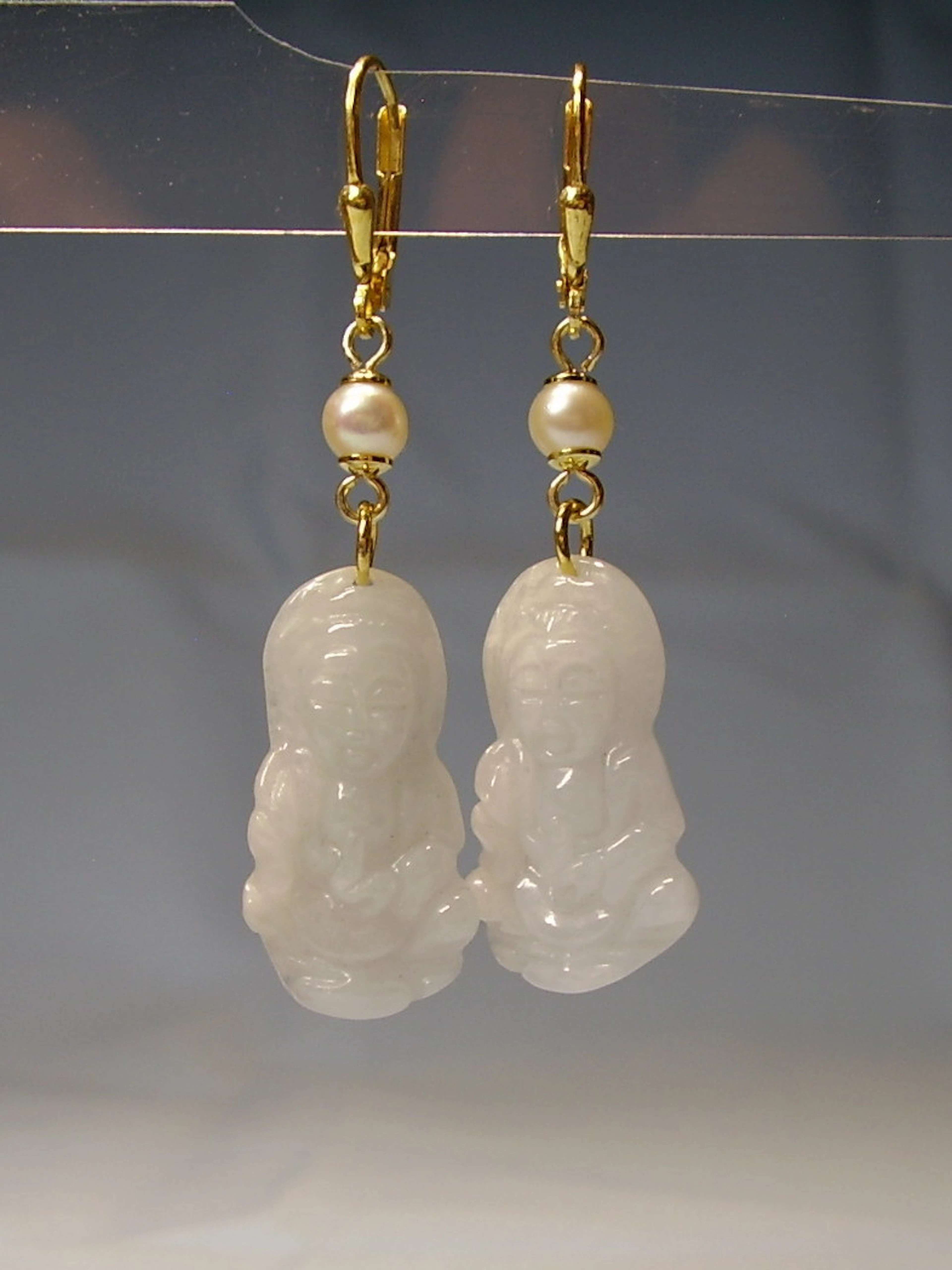 JADE OHRRINGE MIT ECHTEN PERLEN JADE-BUDDHAS.