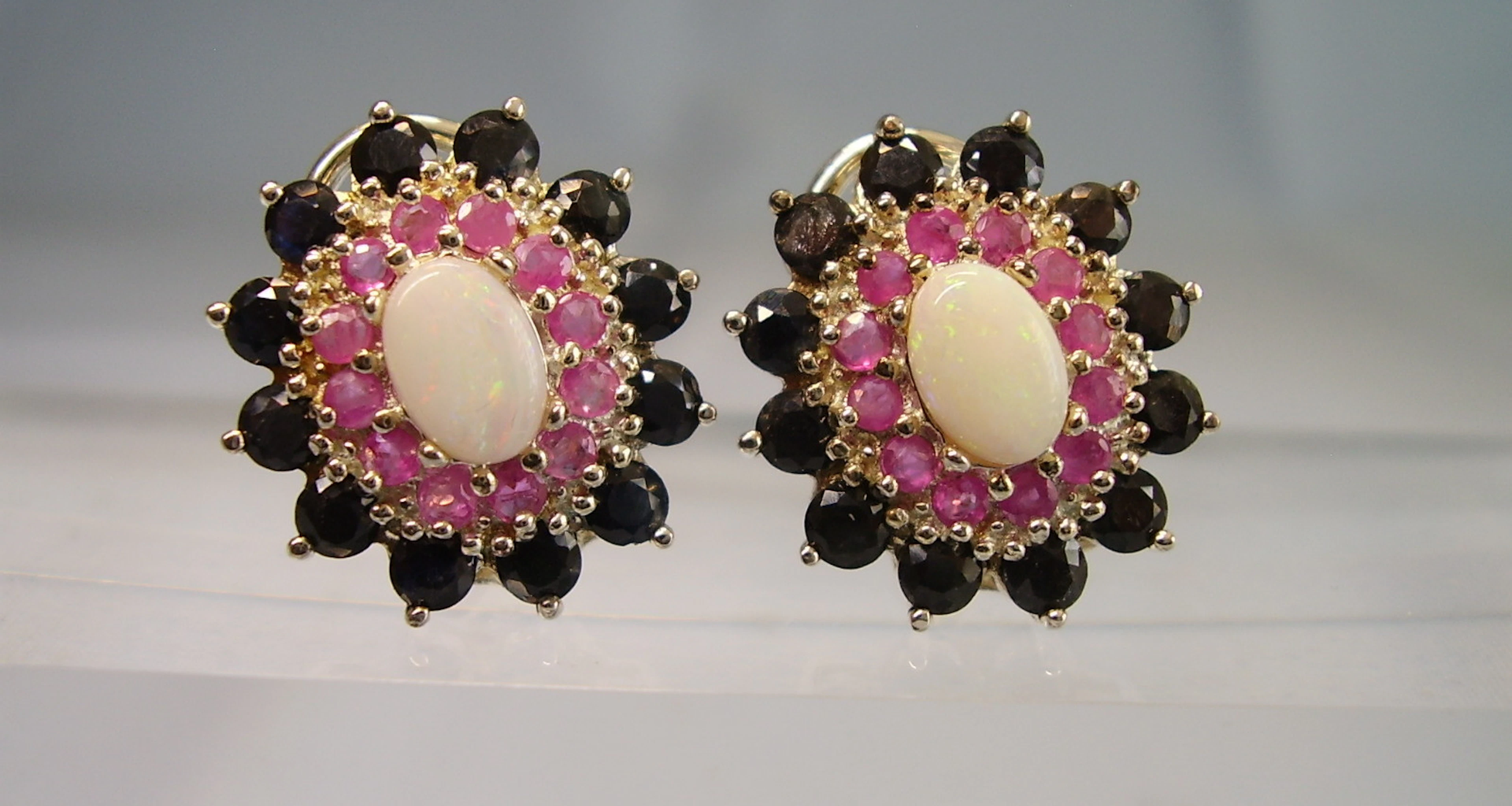 OPAL OHRRINGE MIT RUBIN UND SAPHIR ENTOURAGE.